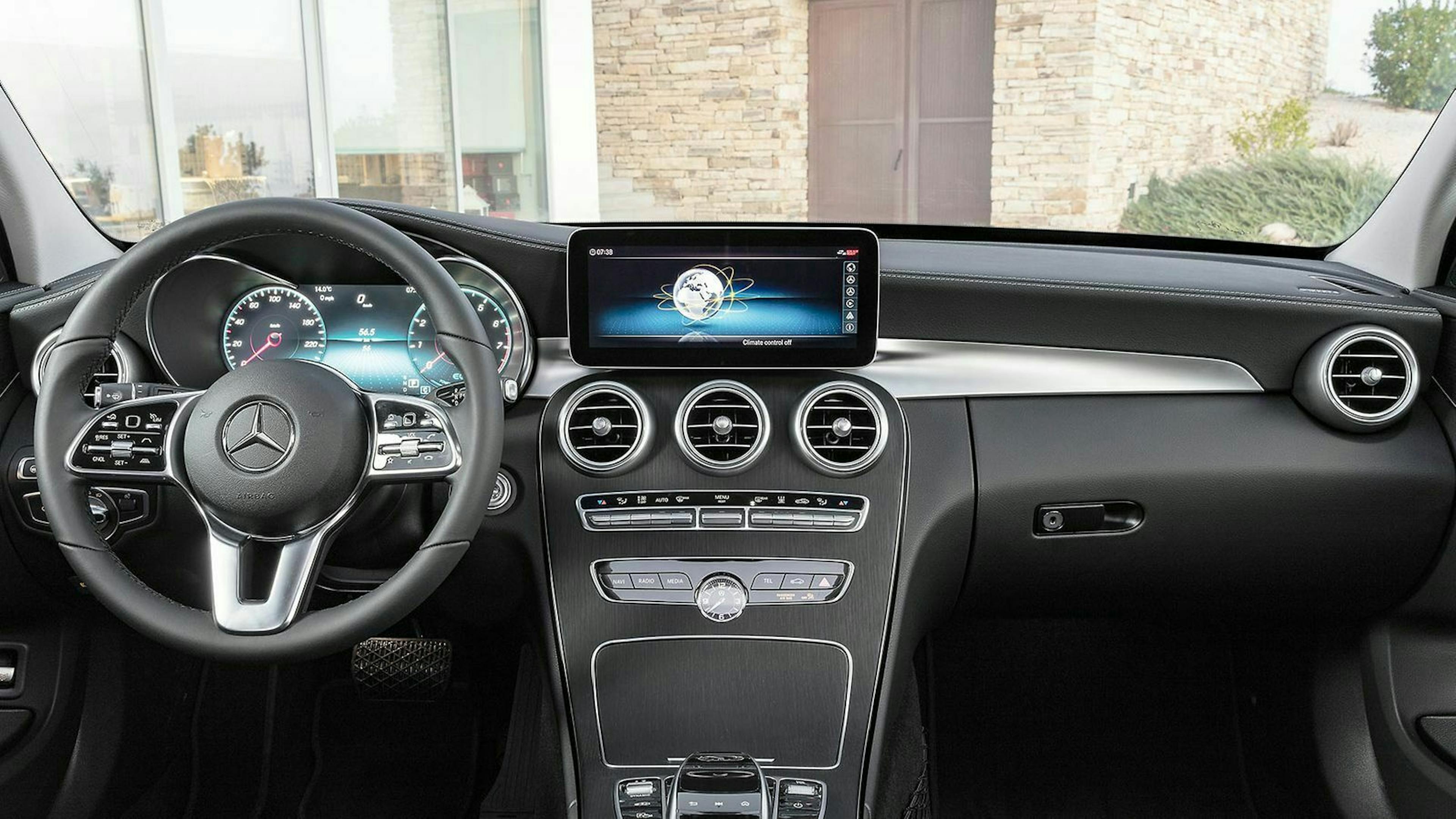 Extras: Seit dem Facelift baut Mercedes einen digitalen Instrumententräger und einen flacheren Infotainment-Bildschirm ins Auto