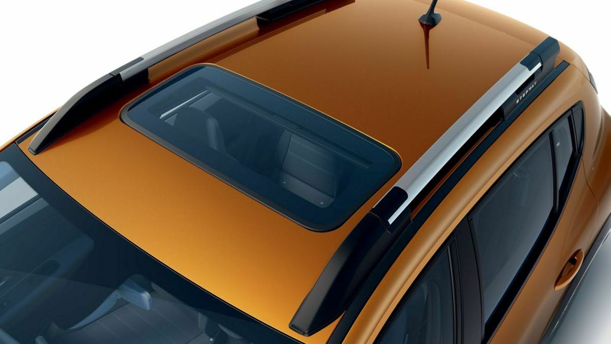 Zu sehen ist das kleine Dachfenster des Dacia Sandero Stepway 2021