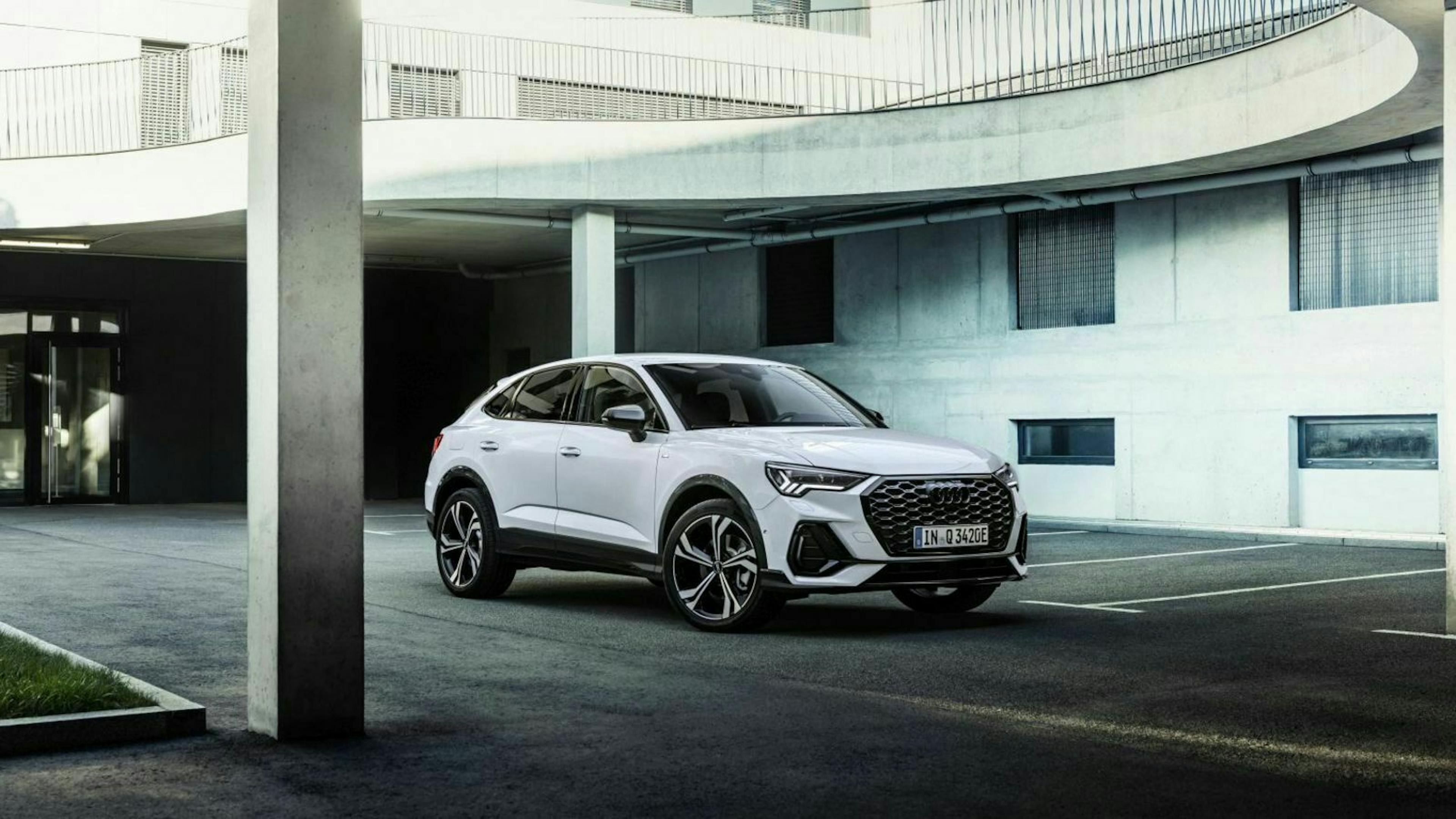 Audi Q3 PHEV Dreiviertel-Heckansicht