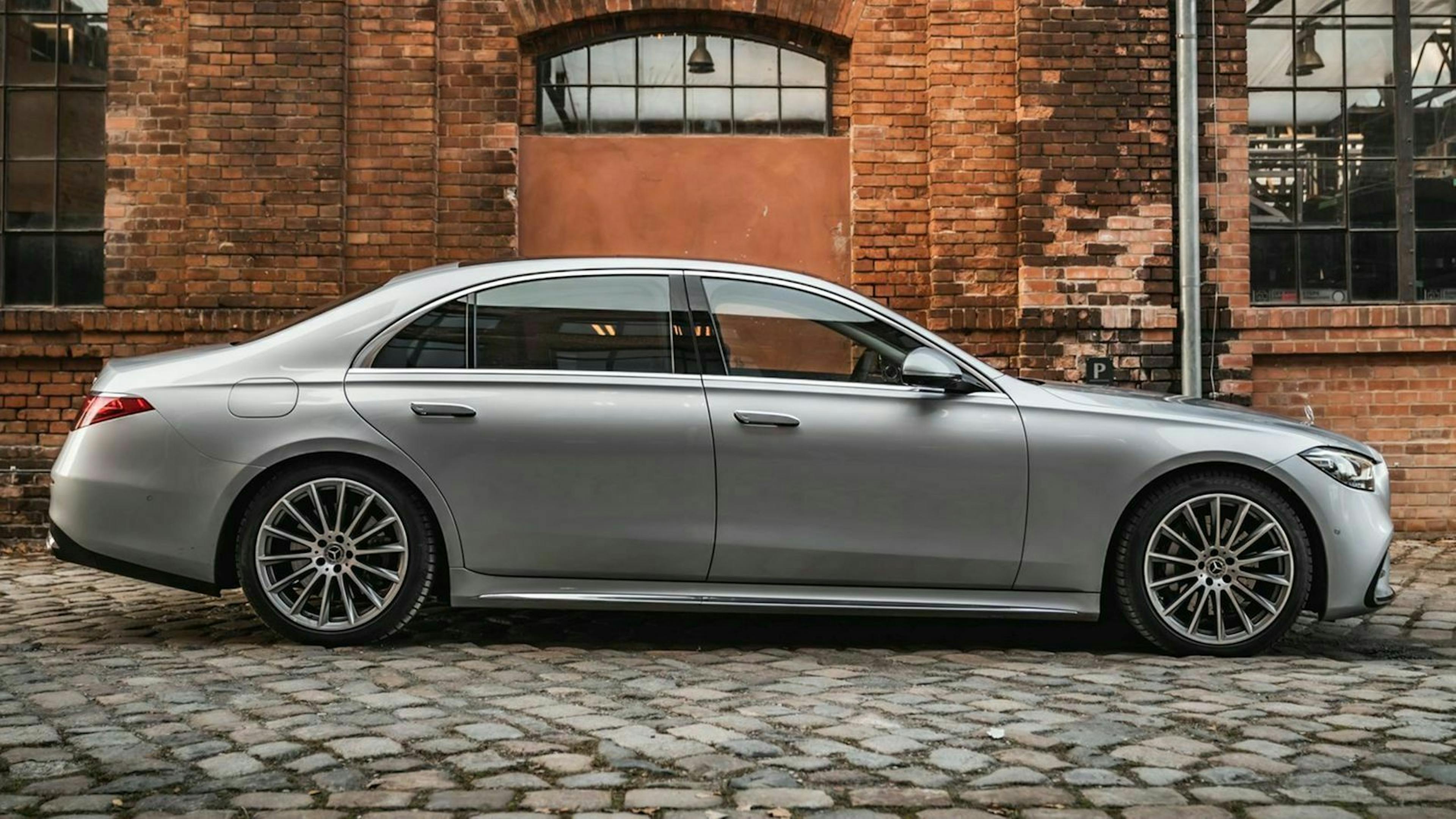 Zu sehen ist die Mercedes_S-Klasse 2020 in seitlicher Position