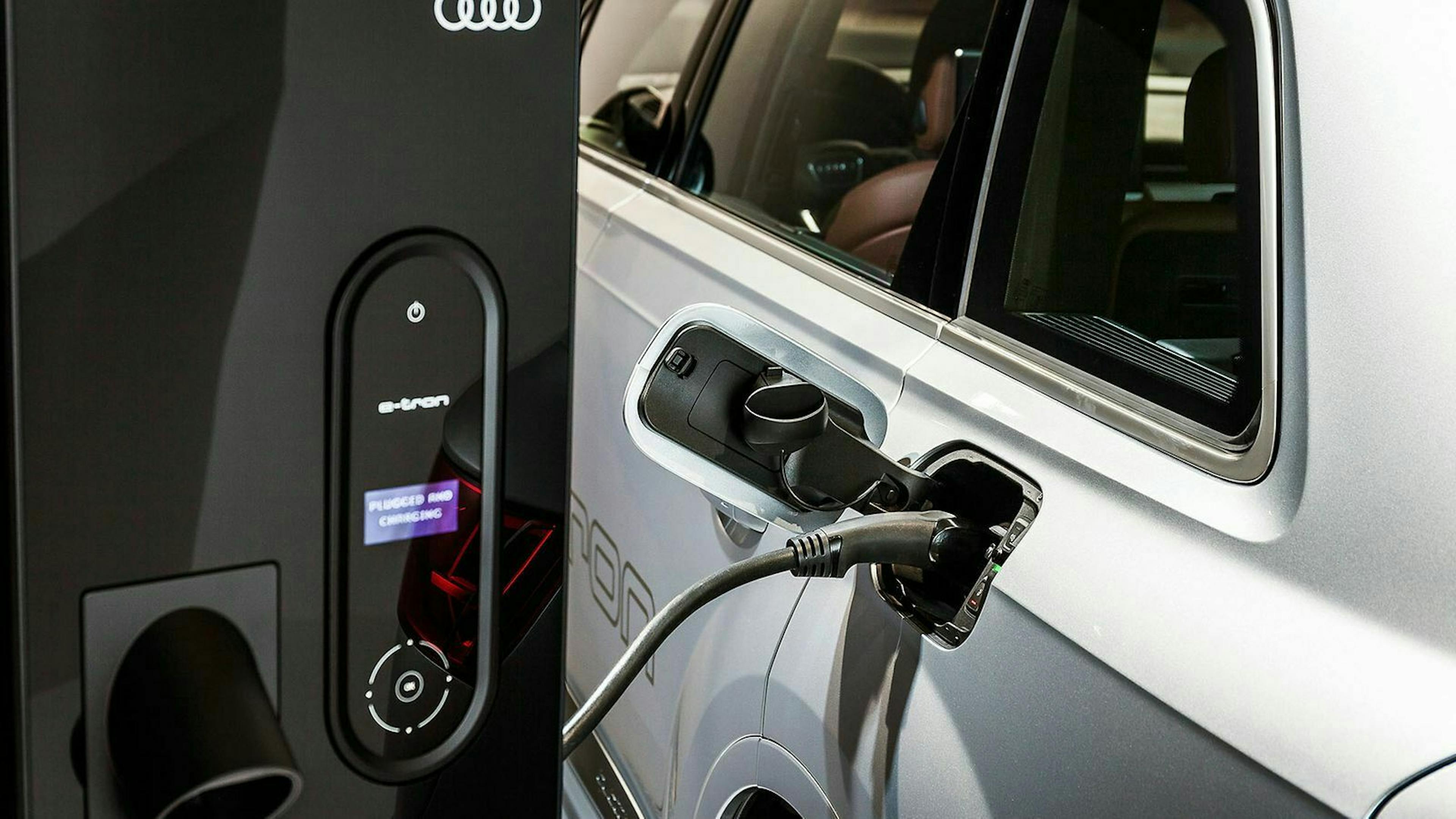 Ein Audi E-Tron wird an einer Wallbox geladen. Hier fallen die Ladeverluste üblicherweise gering aus