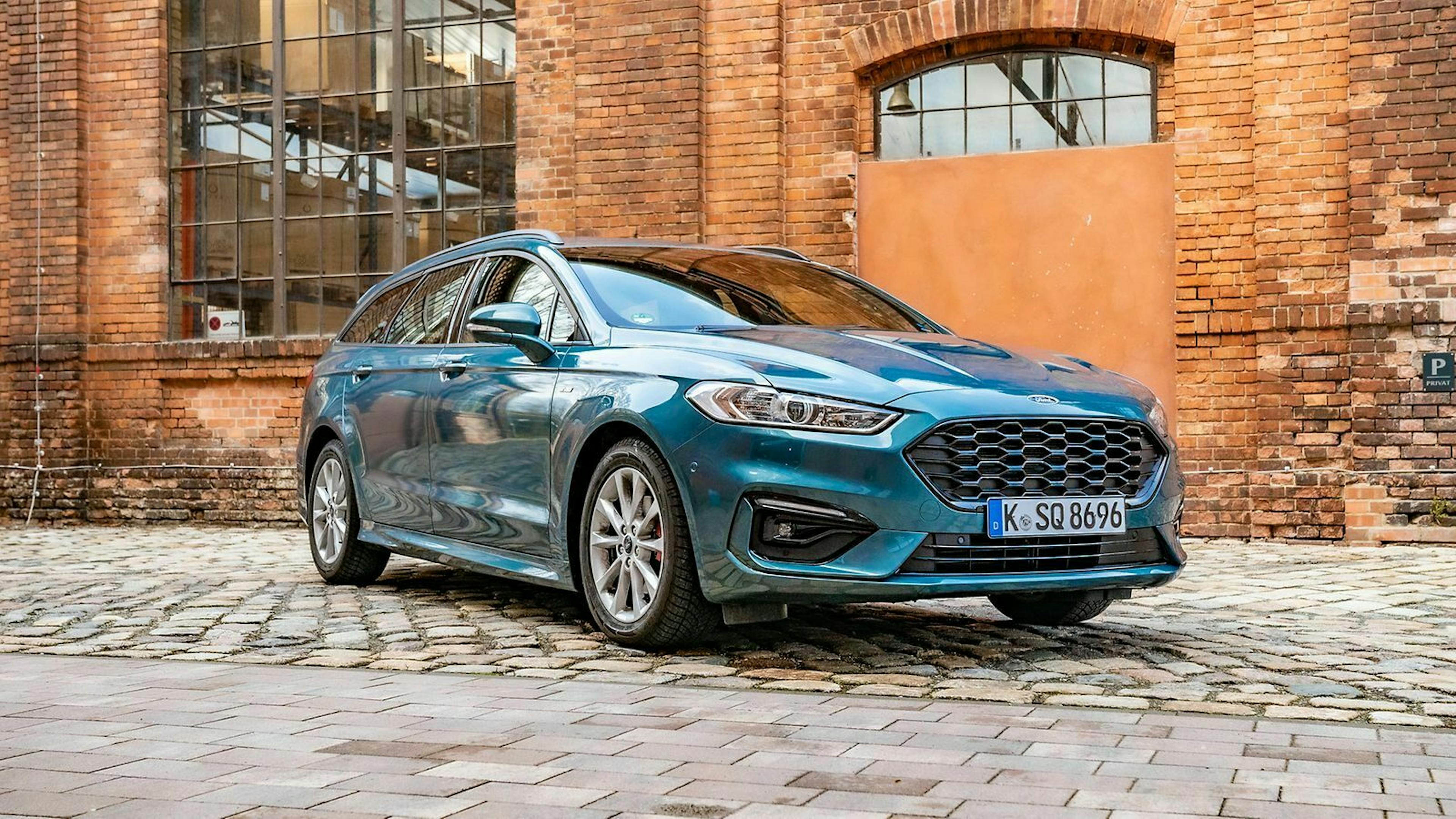 Zu sehen ist der Ford Mondeo von vorn