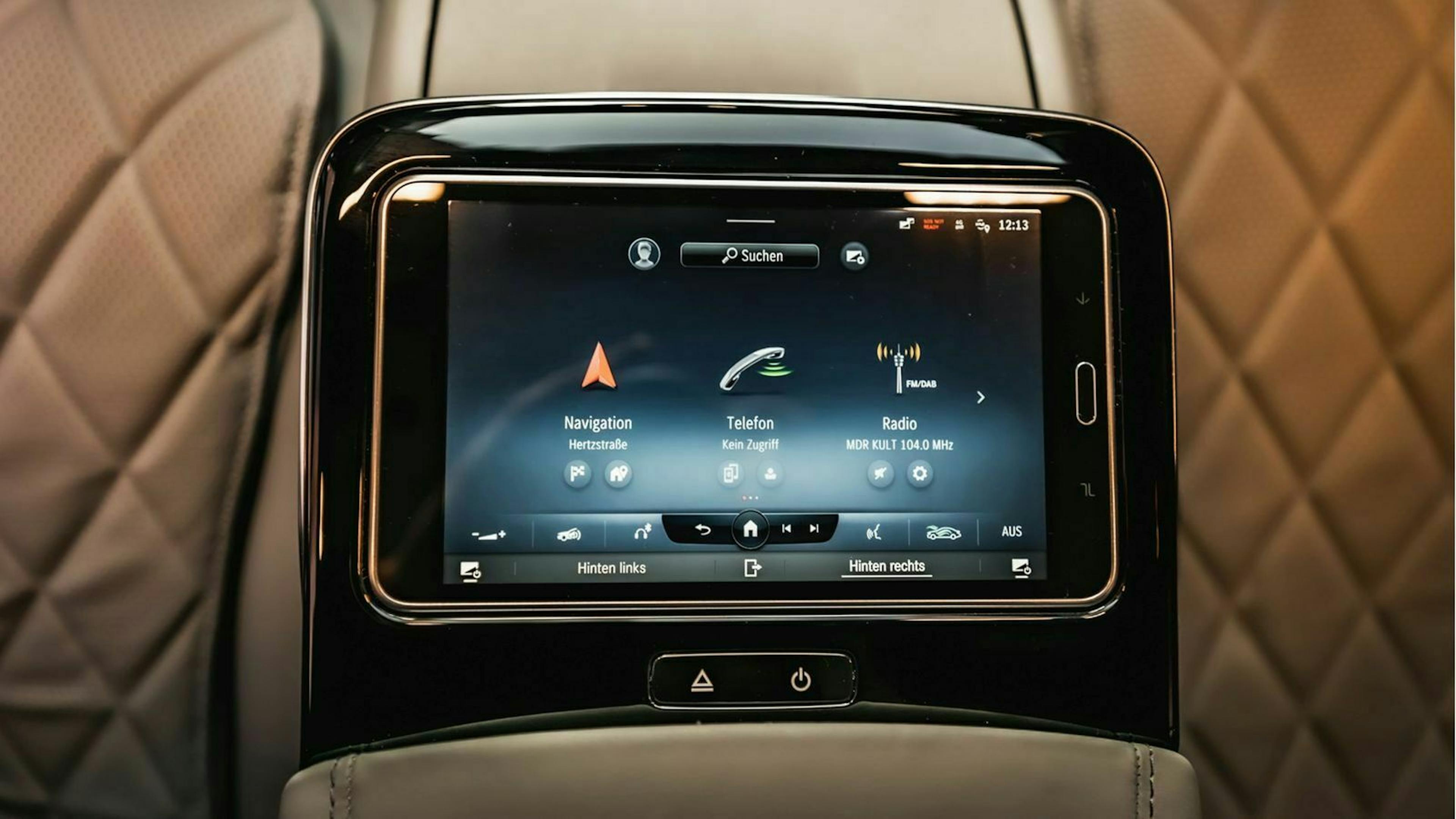 Zu sehen ist das Rückbank-Infotainment der Mercedes_S-Klasse 2020