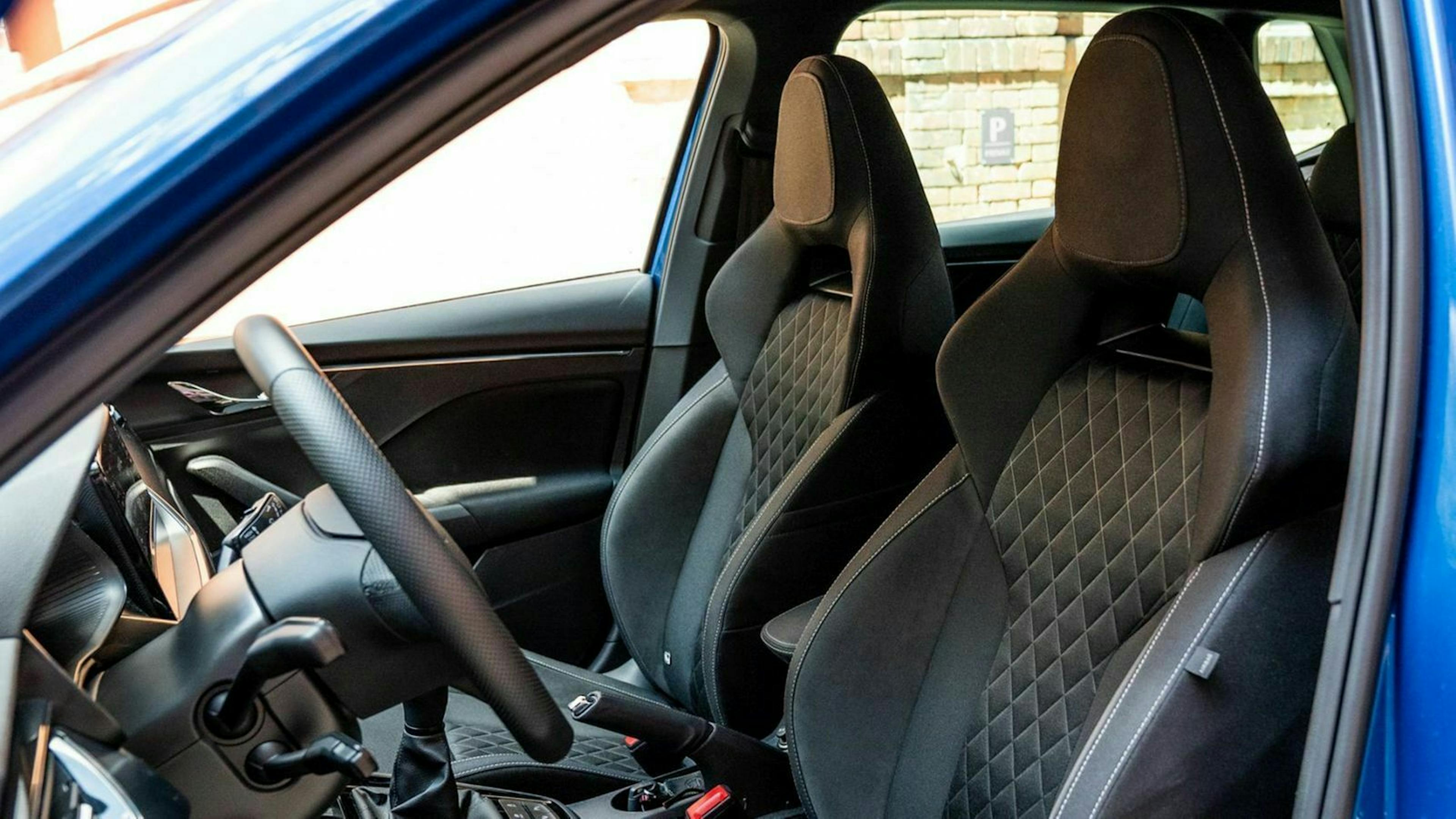 Zu sehen sind die Vordersitze des Skoda Kamiq
