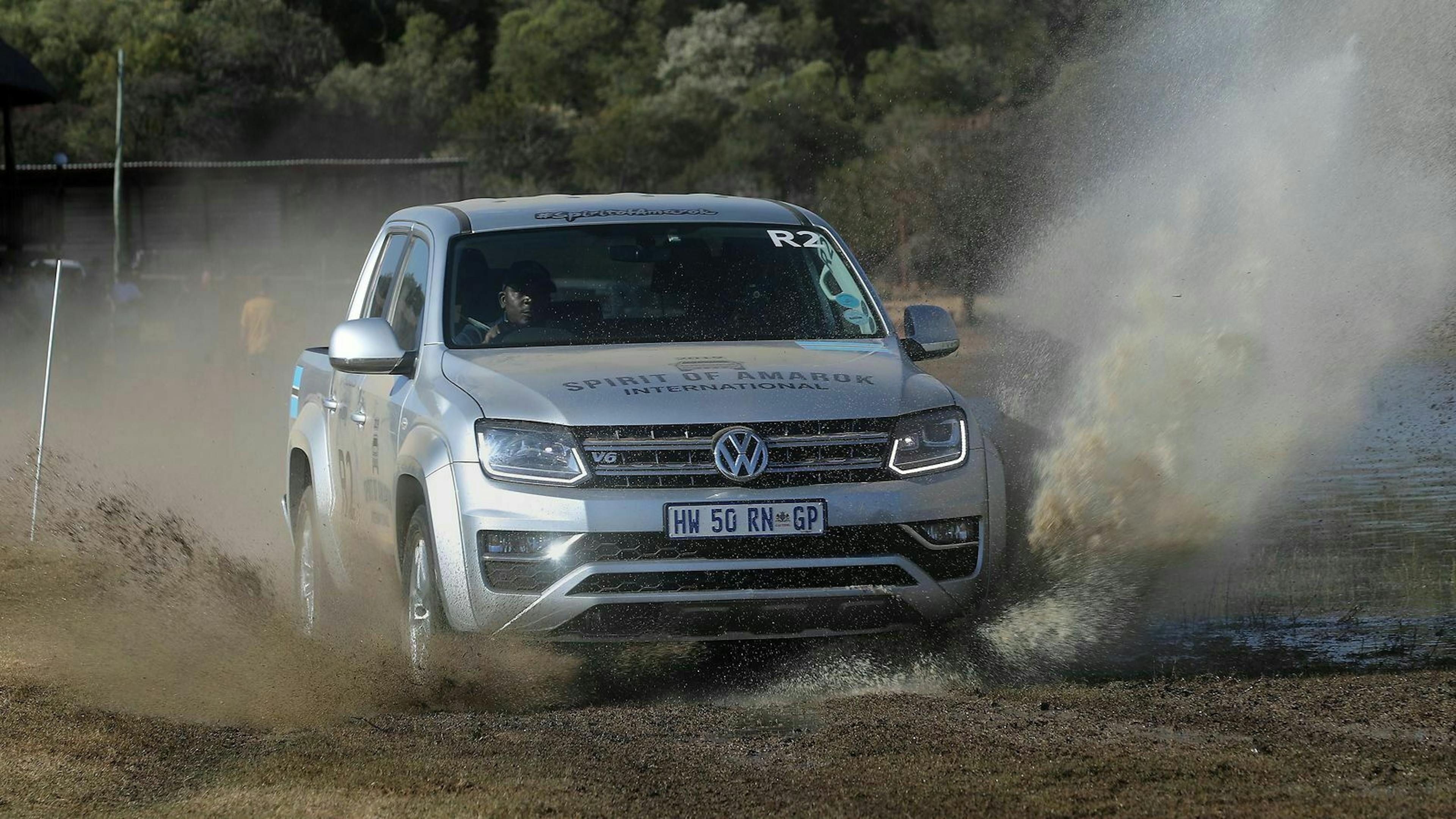 Zu sehen ist der VW Amarok wie er durch Schlamm fährt