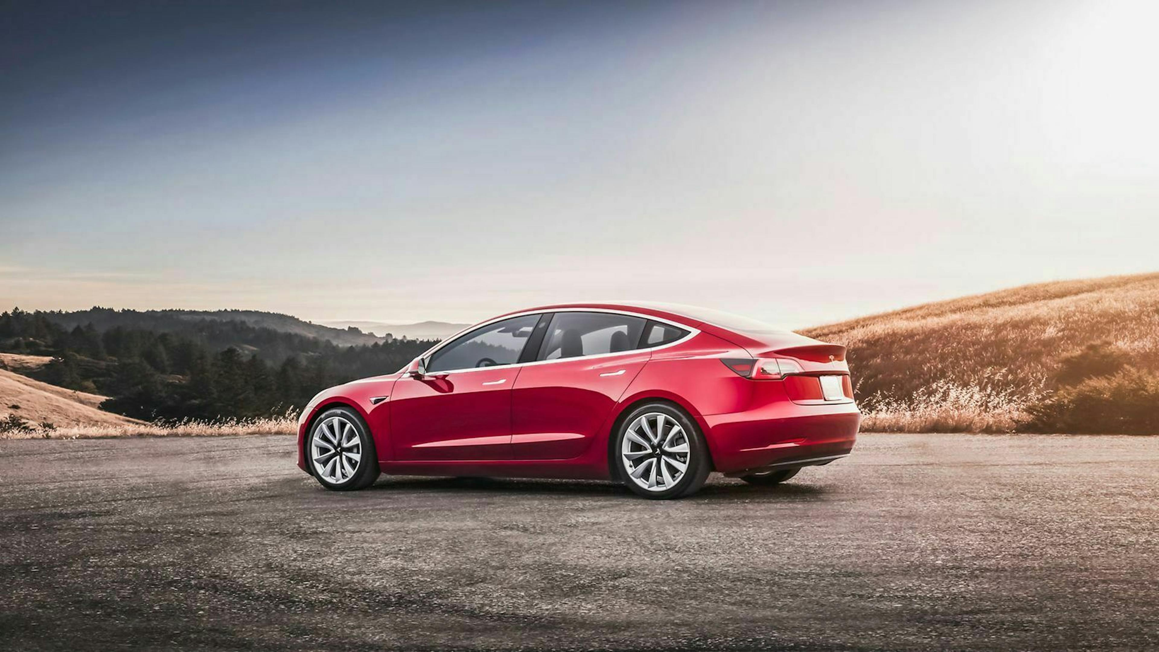 Schon das Tesla Model 3 „Standard Plus“ beschleunigt von null auf 100 km/h in 5,6 Sekunden