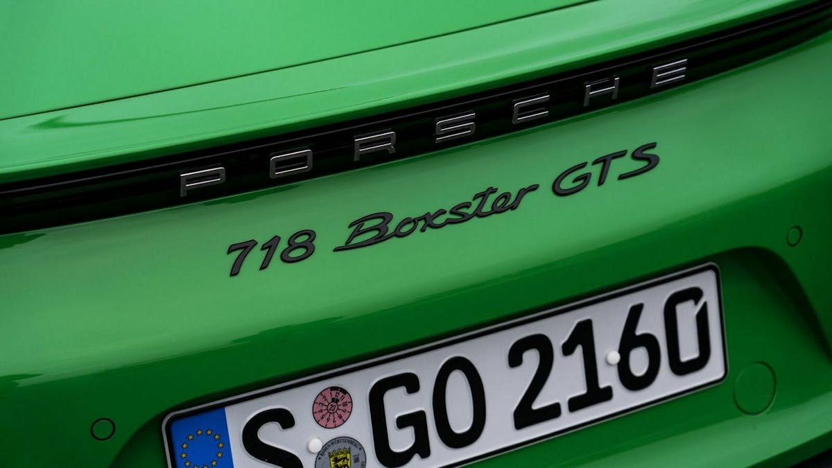 Zu sehen ist das  Porsche 718 GTS 4.0 Boxster Emblem am Heck des Fahrzeuges