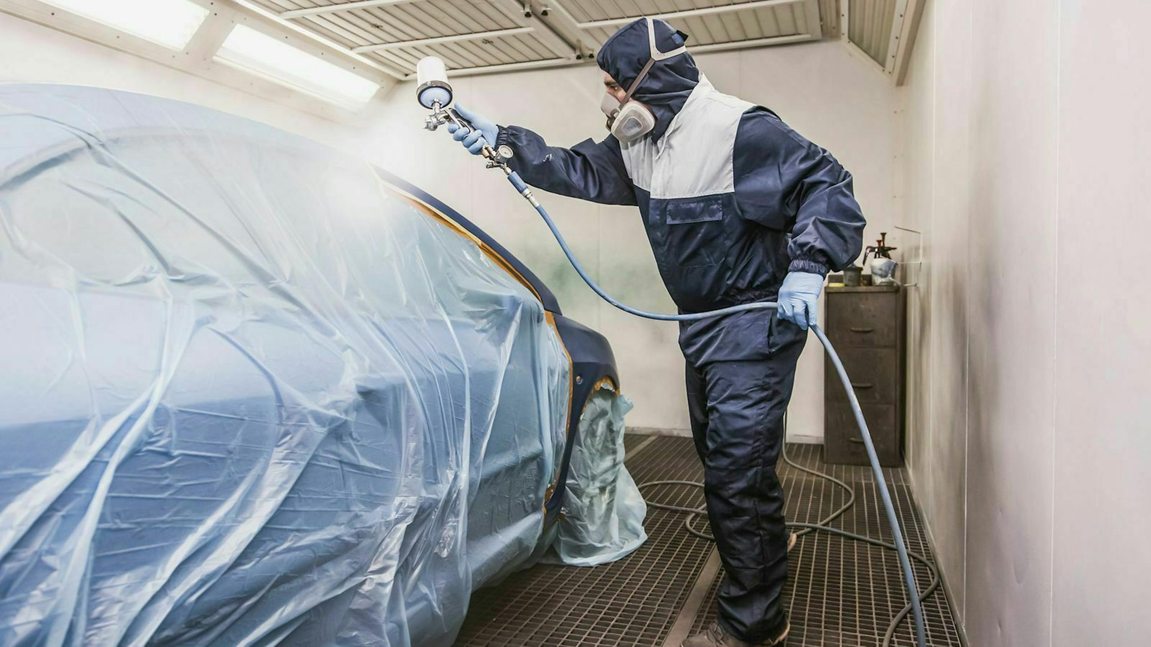 Wenn du ein perfektes Ergebnis möchtest, solltest du die Autolackierung in einer Werkstatt durchführen lassen.