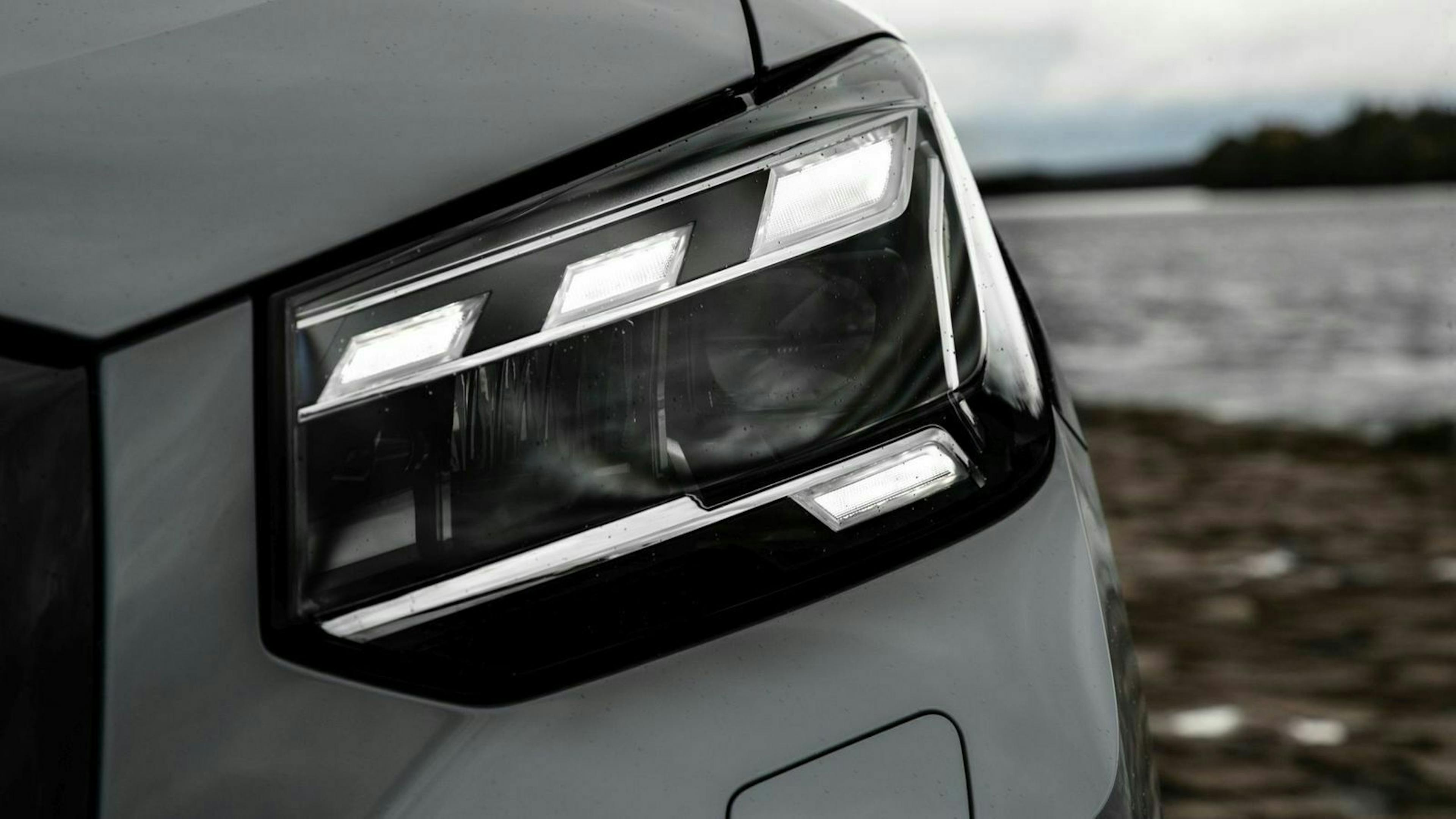 Zu sehen ist ein Scheinwerfer des gelifteten Audi Q2