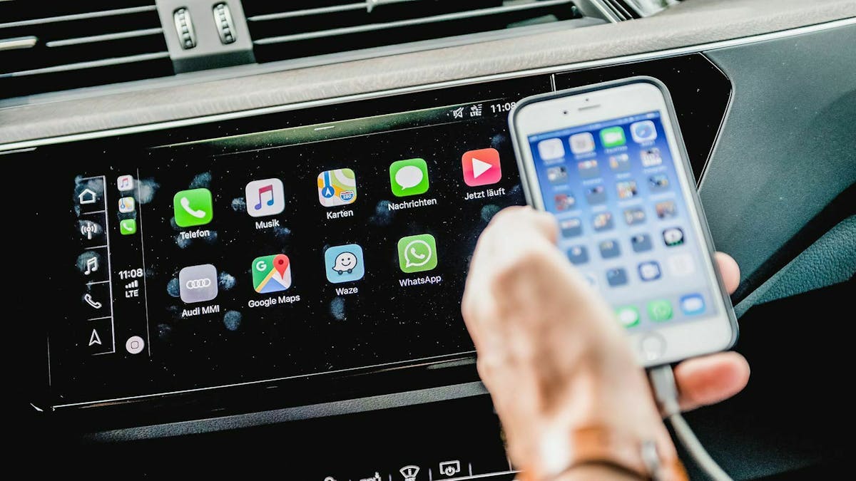 Zu sehen ist ein Infotainmentbildschirm. Er ist unter IOS 12 mit einem iPhone verbunden