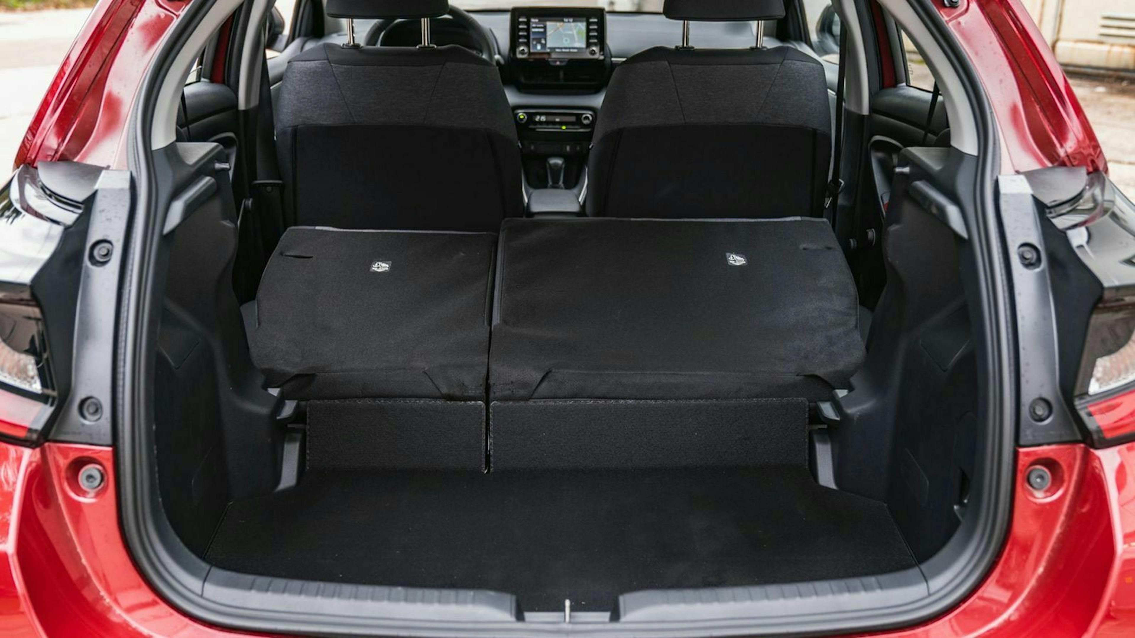 Der Kofferraum des Toyota Yaris Hybrid (2020) ohne Rücksitze