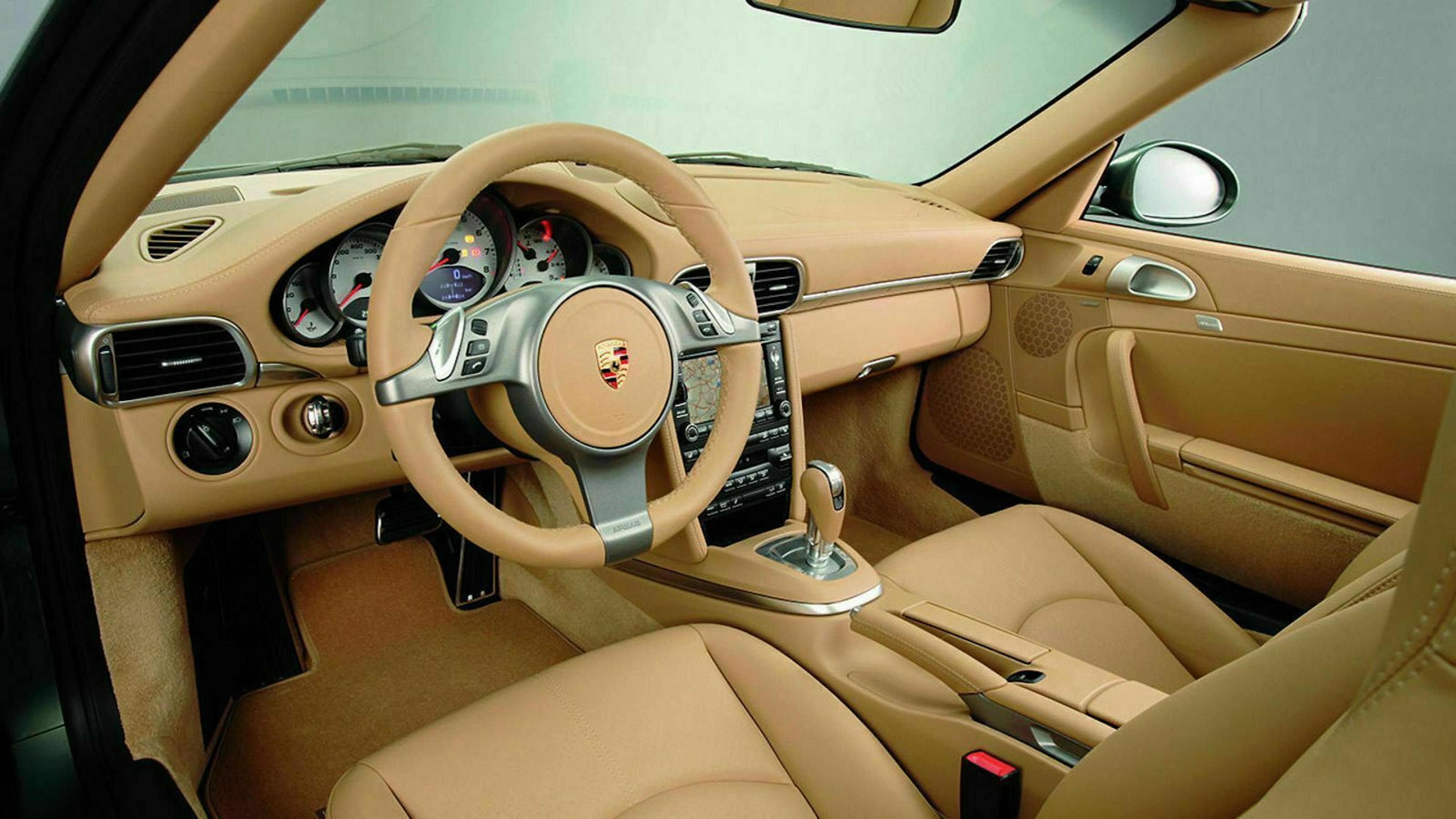 In der Cabrio-Version wird es auch bei geschlossenem Dach laut im Innenraum. Der Targa bietet hier einen guten Kompromiss