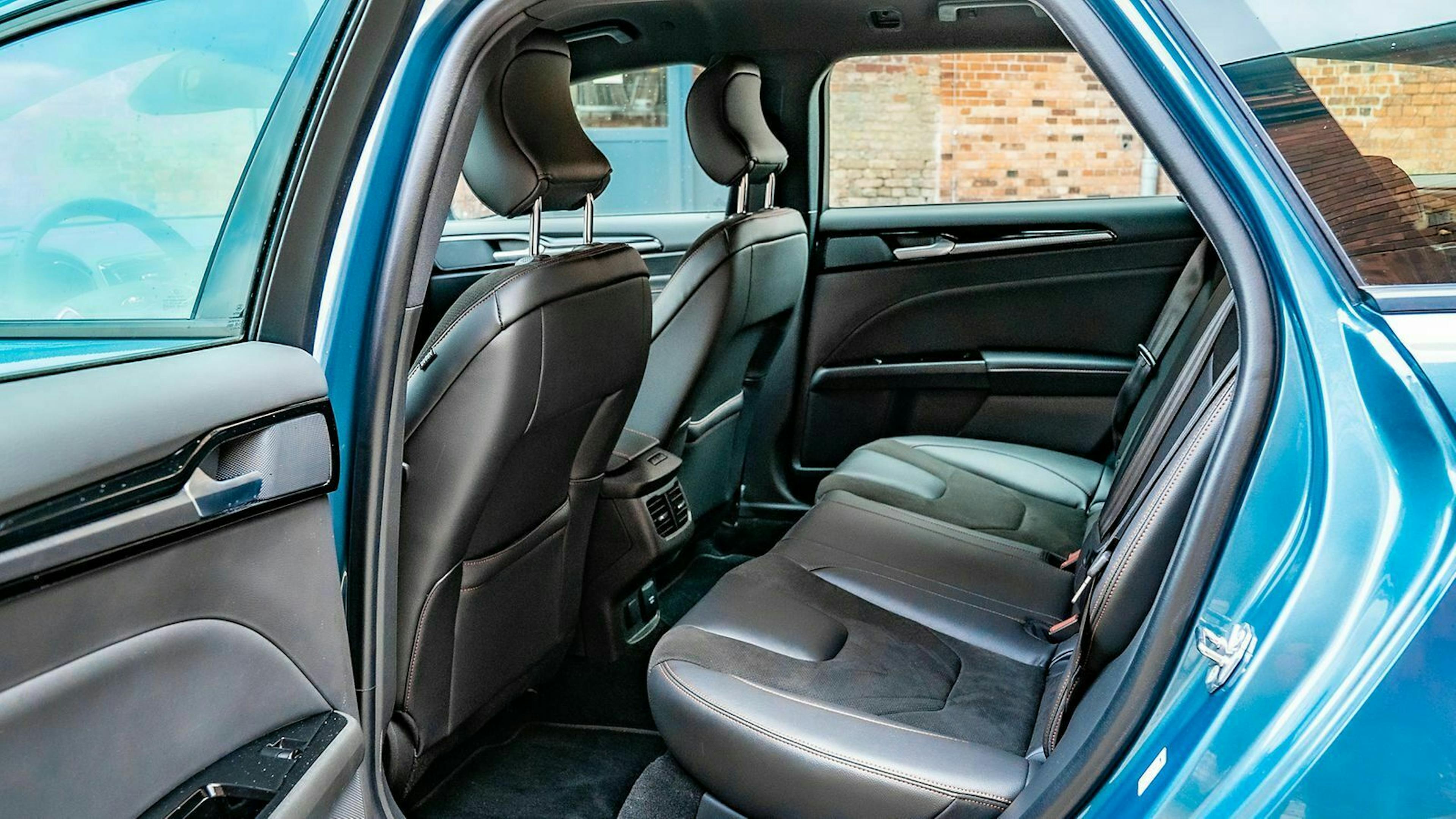 Zu sehen ist die Rückbank des Ford Mondeo