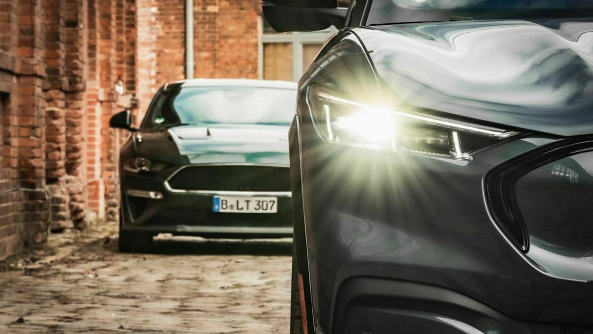 Zu sehen sind die Fronten des Ford Mustang Mach-E und des Ford Mustang Bullitt