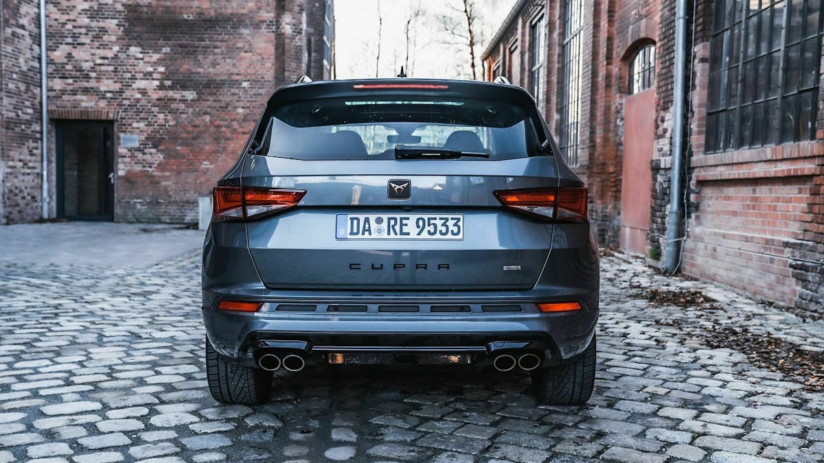 Der Cupra Ateca in der Heckansicht, stehend