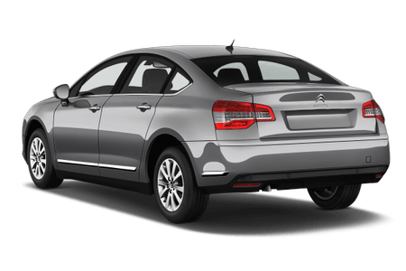 Silberner viertüriger Limousinenwagen, Ansicht von hinten links, geparkt auf weißem Hintergrund.