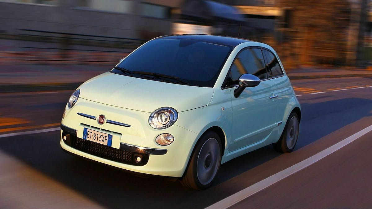 Zu sehen ist der Fiat 500 von vorne, fahrend