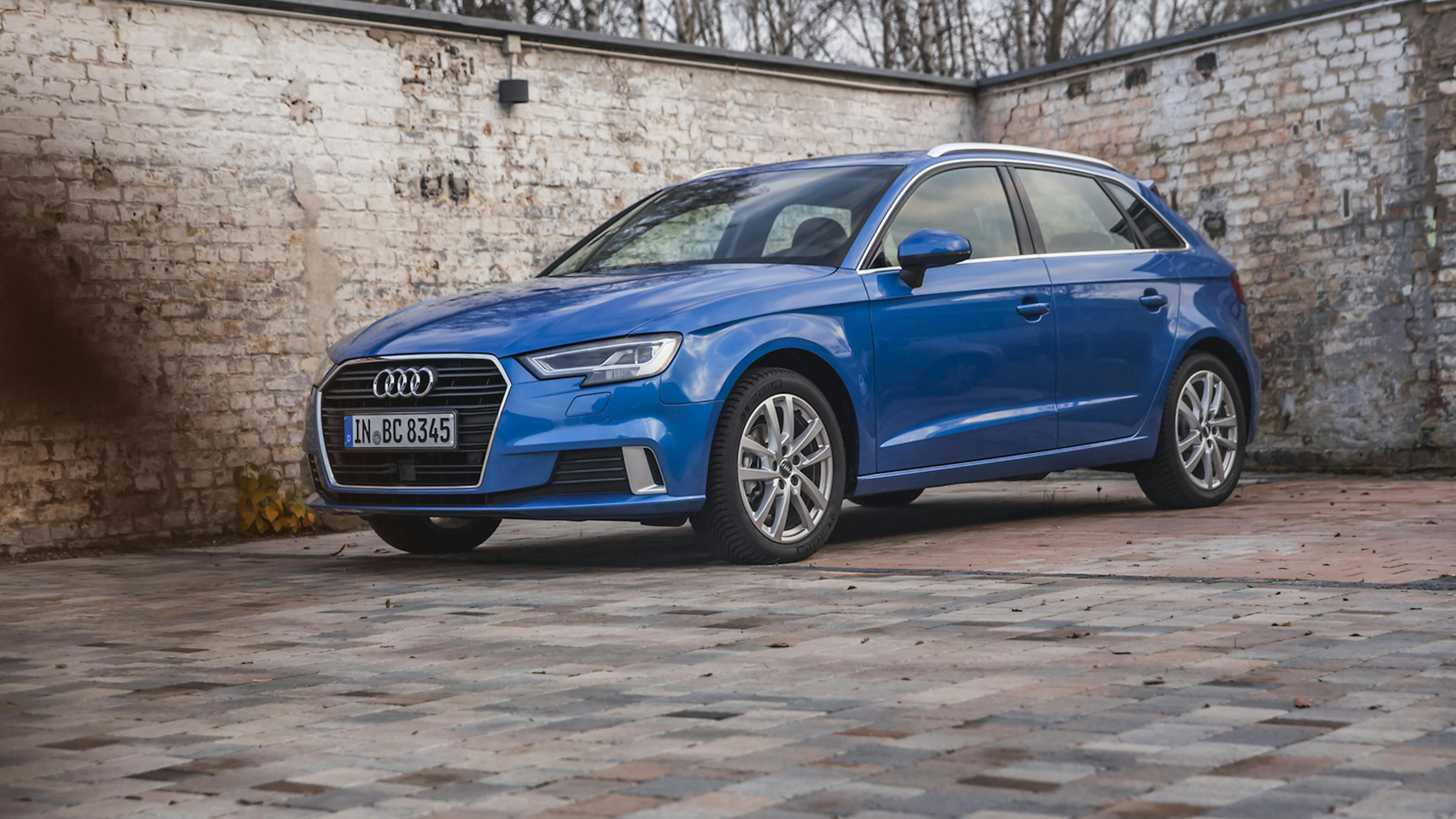 Audi A3 35 TFSI in der Ansicht von vorne-rechts, stehend