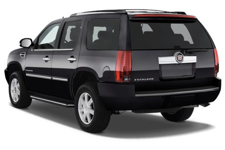 Schwarzer Cadillac Escalade SUV, Rückansicht, geparkt auf weißem Hintergrund. Erkennbar sind Rücklichter, Chromleisten und Emblem.