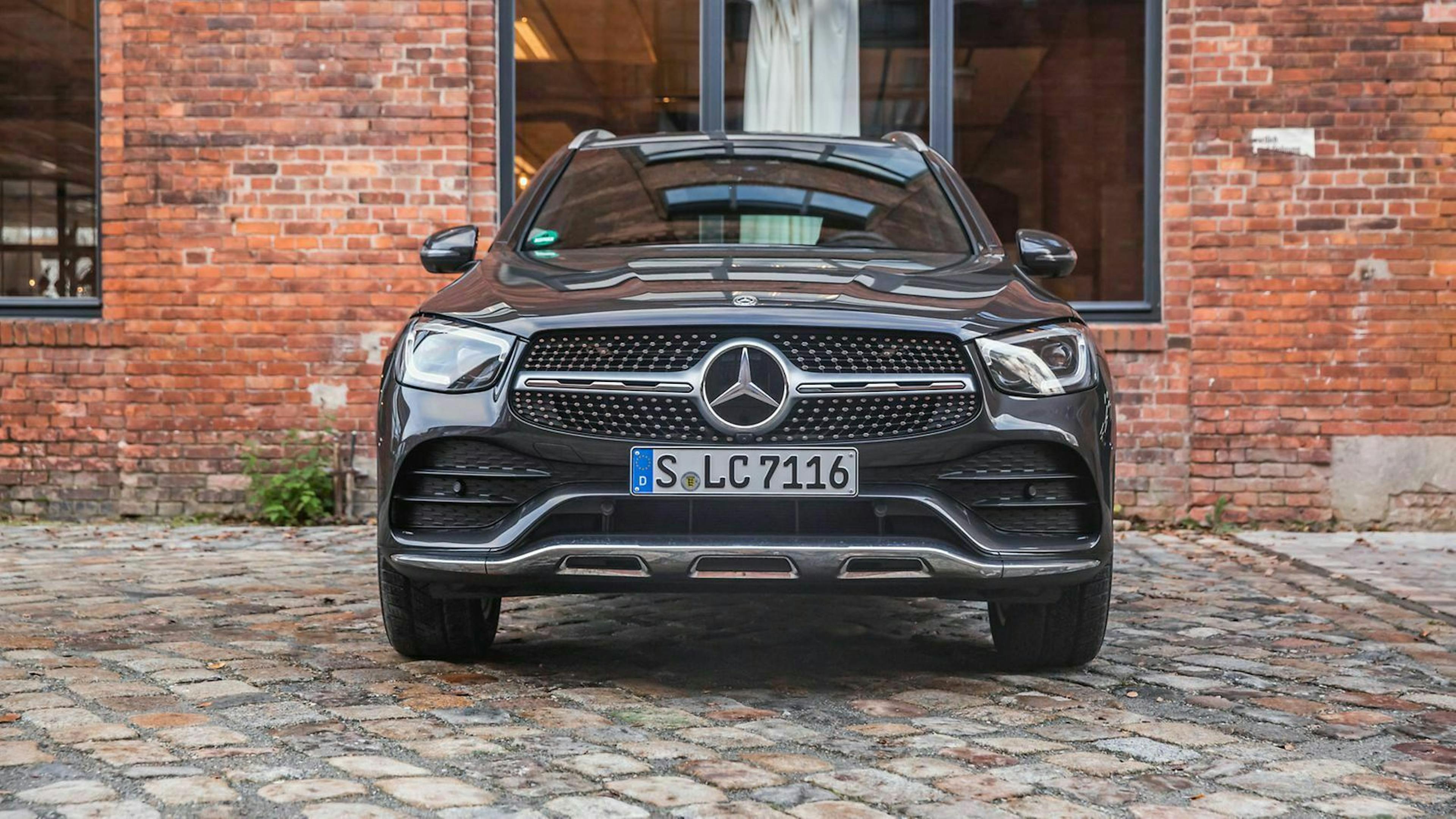 Mercedes GLC 220 d in der Frontansicht, stehend