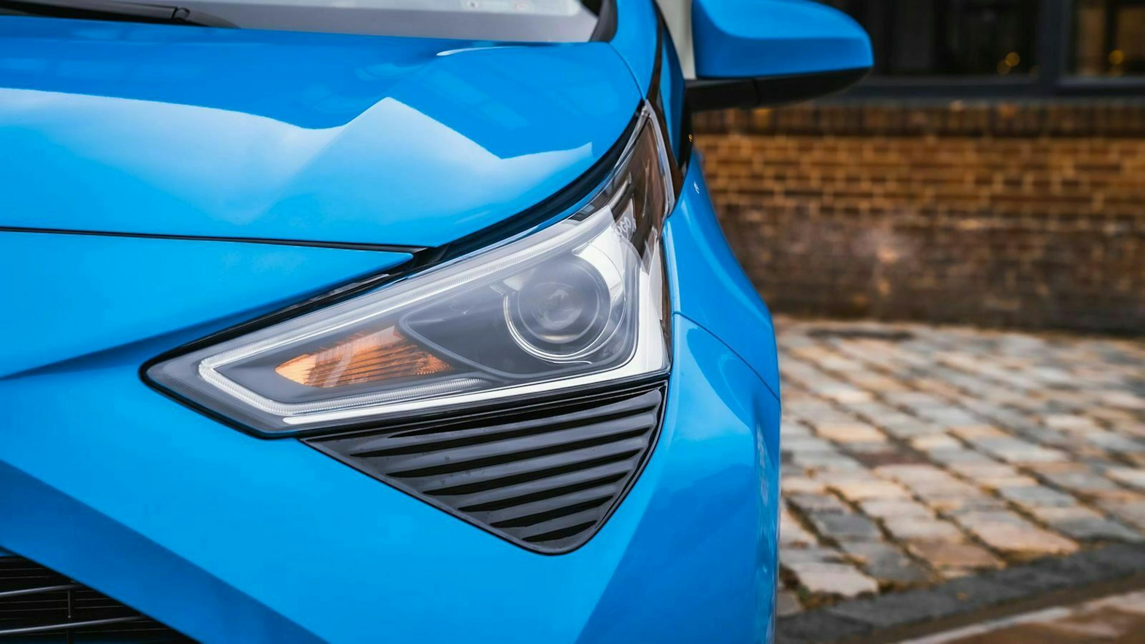Blick auf die Scheinwerfer des Toyota Aygo