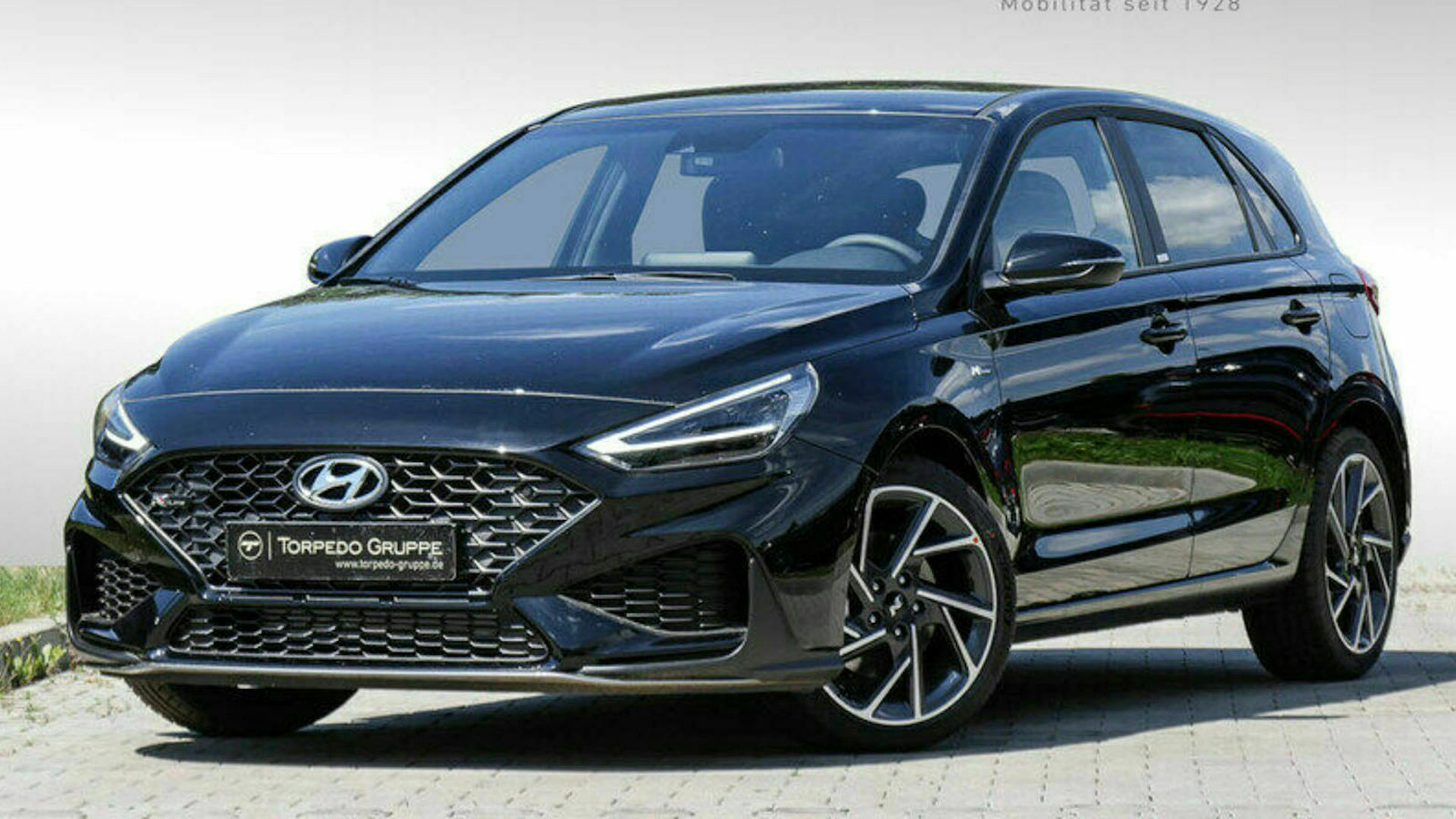 Ein schwarzer Hyundai i30 steht auf einem Parkplatz 