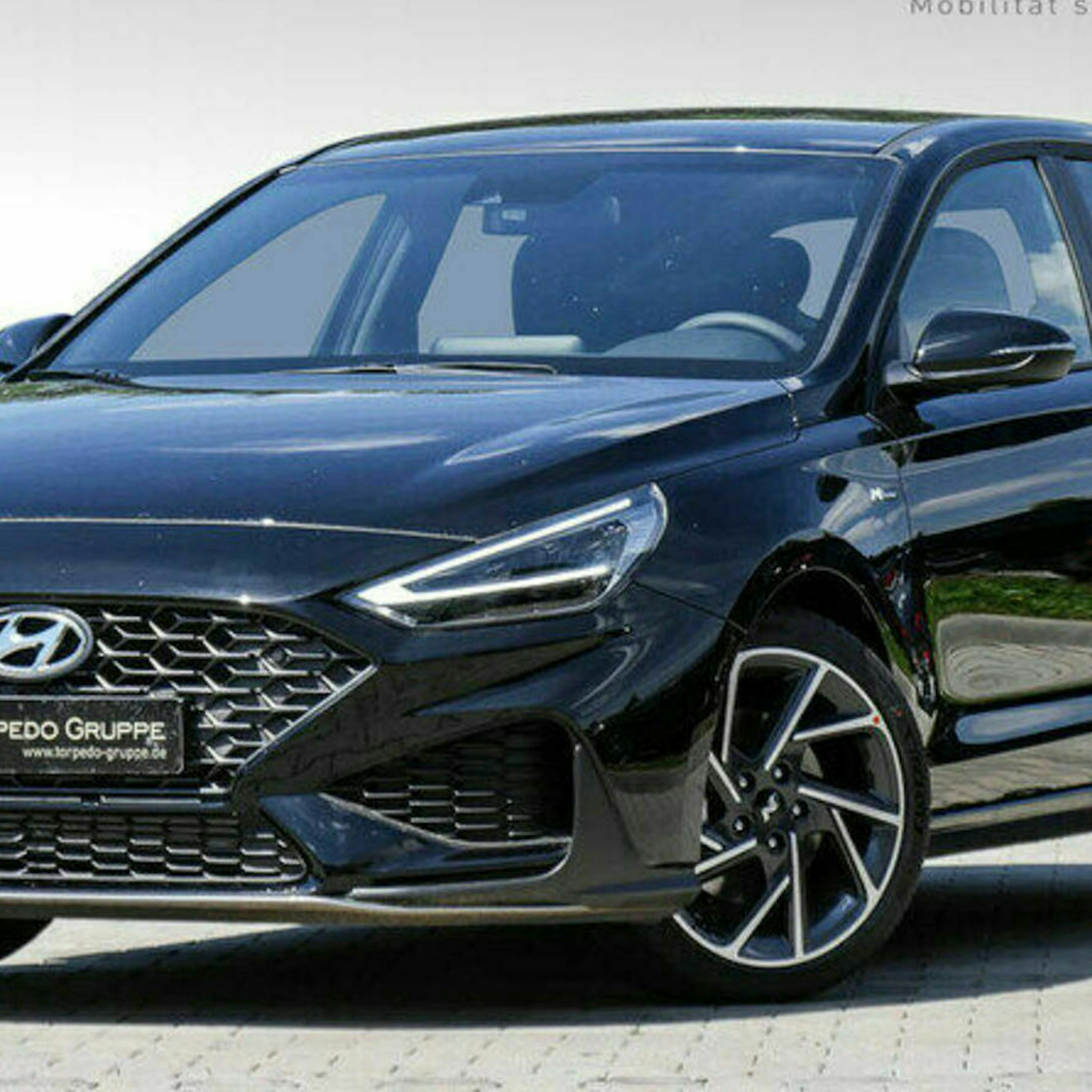 Ein schwarzer Hyundai i30 steht auf einem Parkplatz 