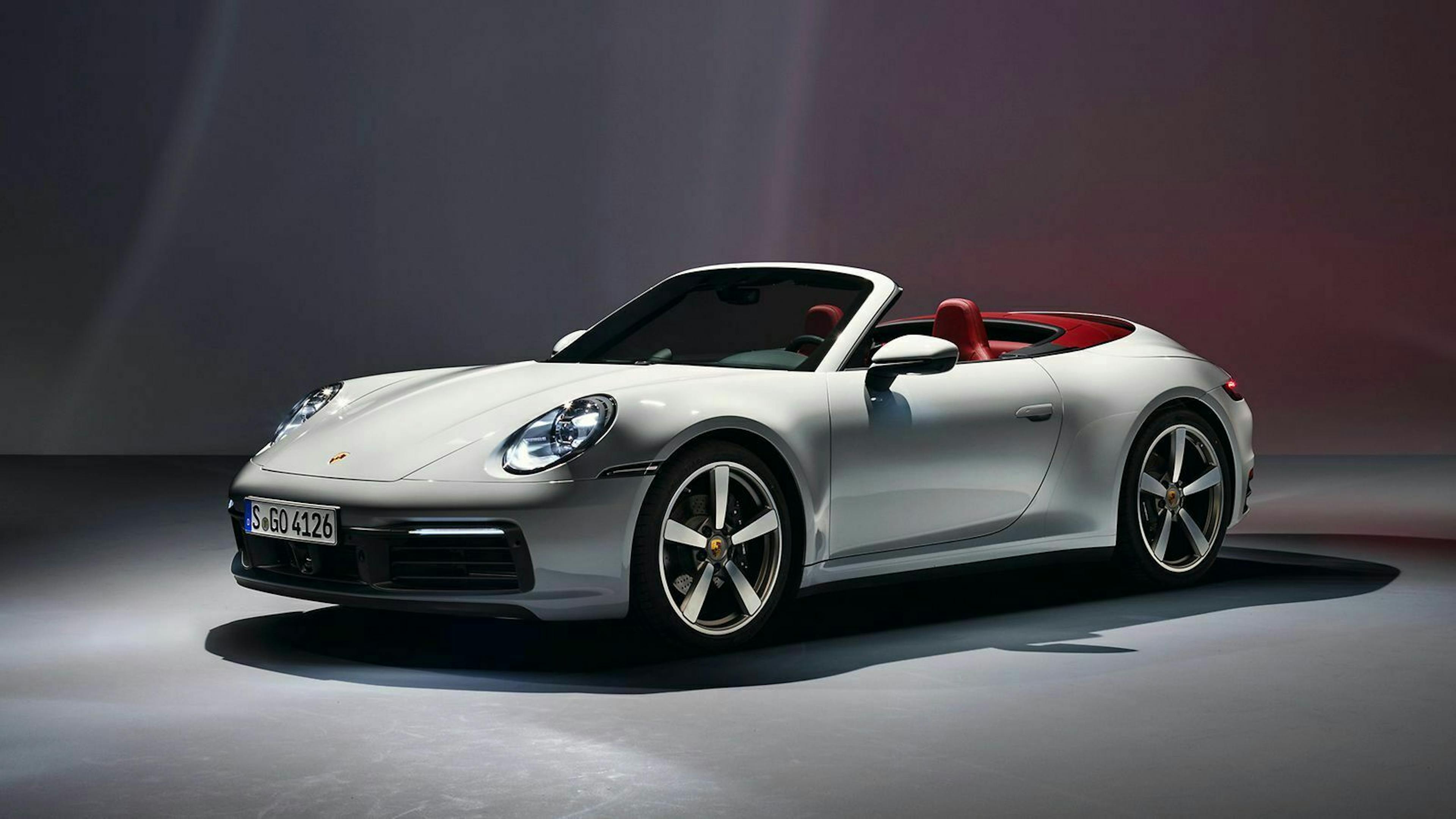 Porsche 911 Cabriolet (992) in Dreiviertel-Ansicht von vorn-links