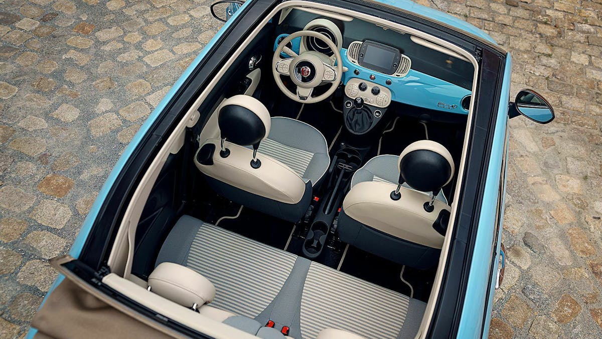 Die Rückbank des Fiat 500C ist zu klein um effektiv 4 Menschen unterzubringen - das Cabriodach ist groß genug
