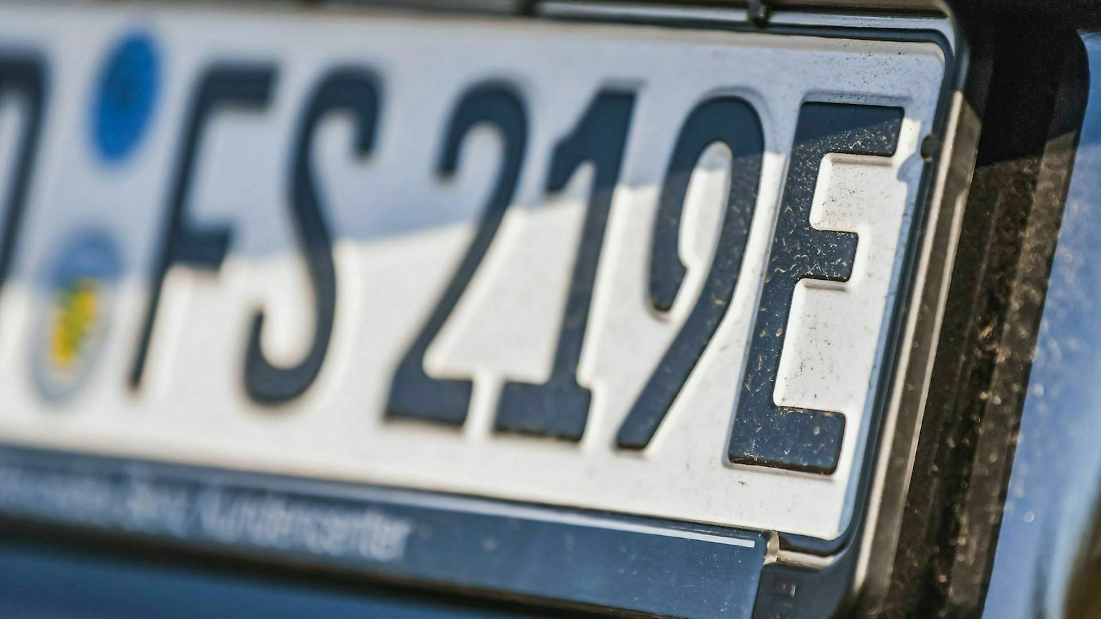 Seit Juni 2015 können Halter von Elektrofahrzeugen und manchen Plug-in-Hybriden das E-Kennzeichen beantragen. 