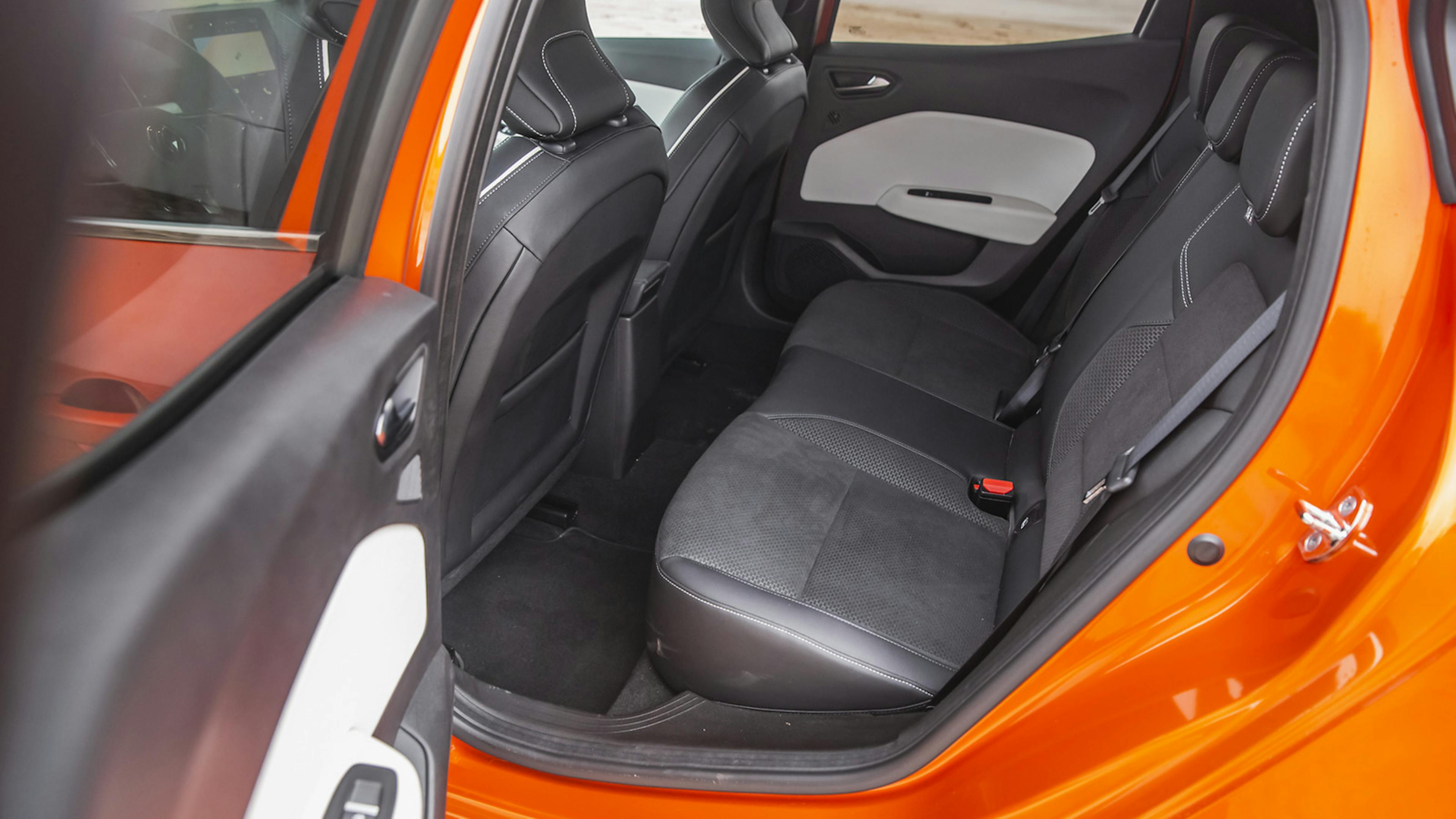 Renault Clio bei geöffneter Tür, Blick auf die Rückbank