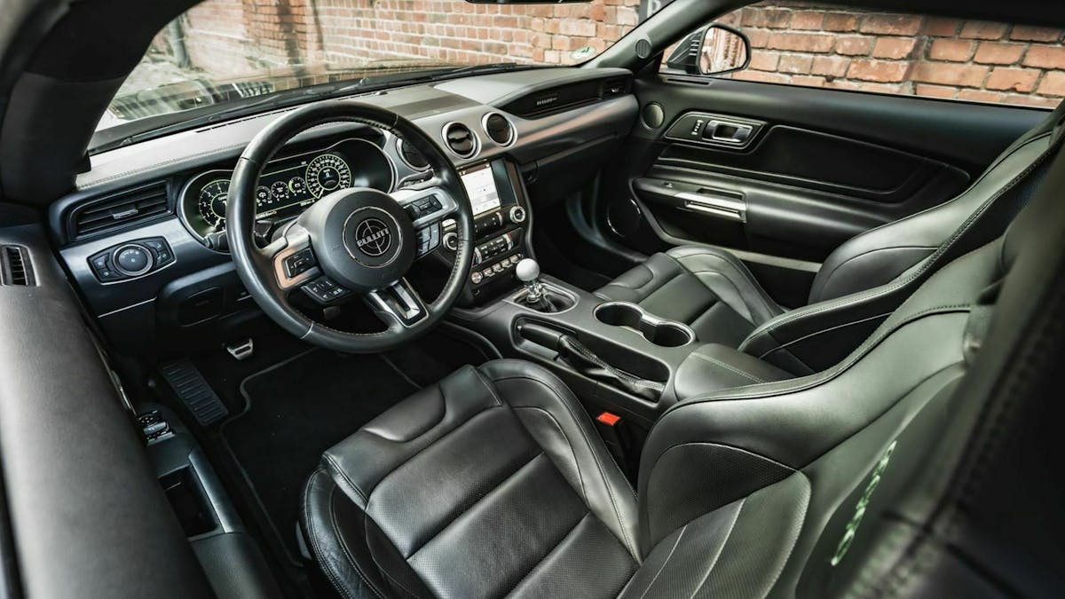 Zu sehen ist das Cockpit des Ford Mustang Bullitt