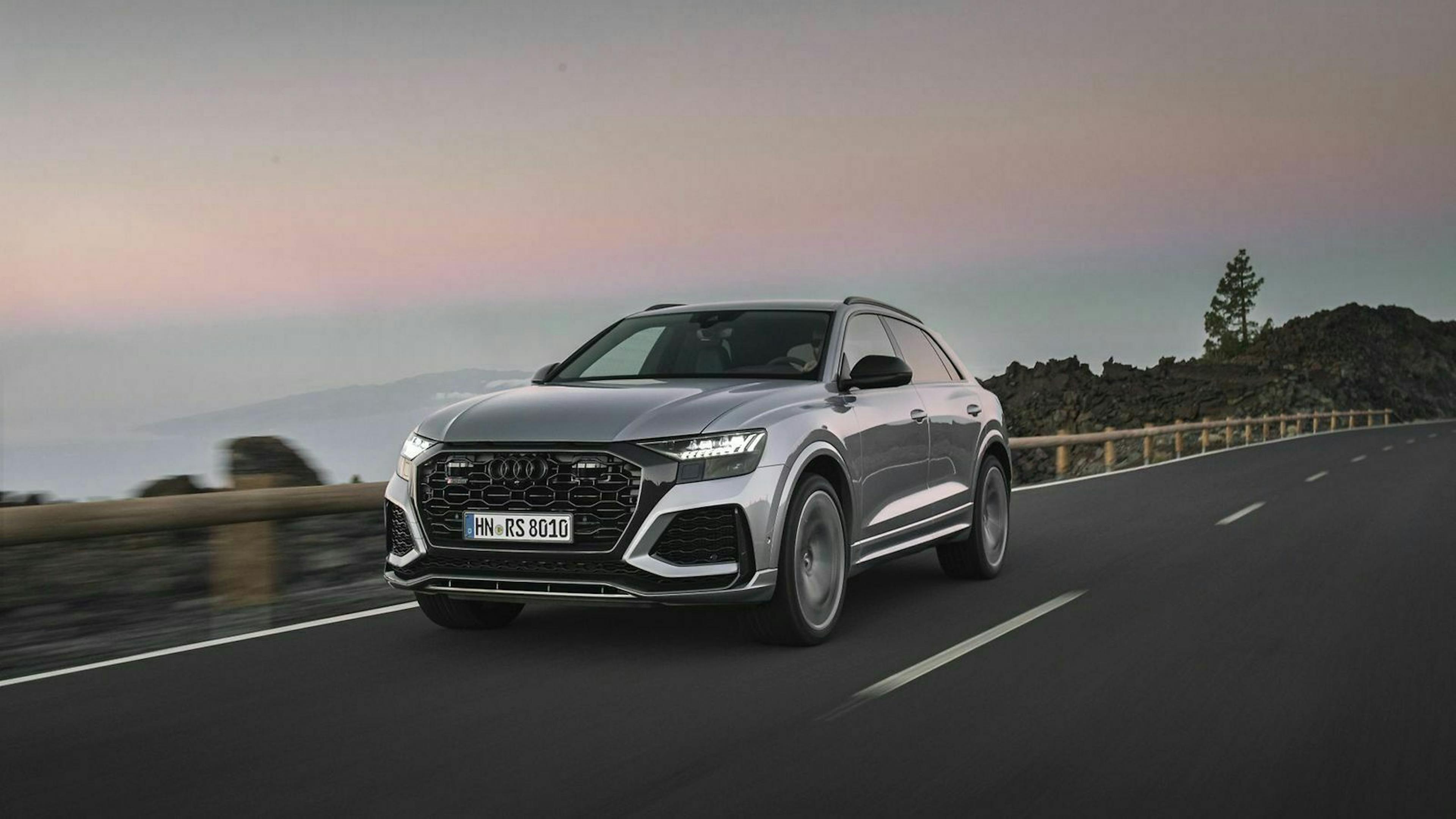 Zu sehen ist der Audi RS Q8, fahrend