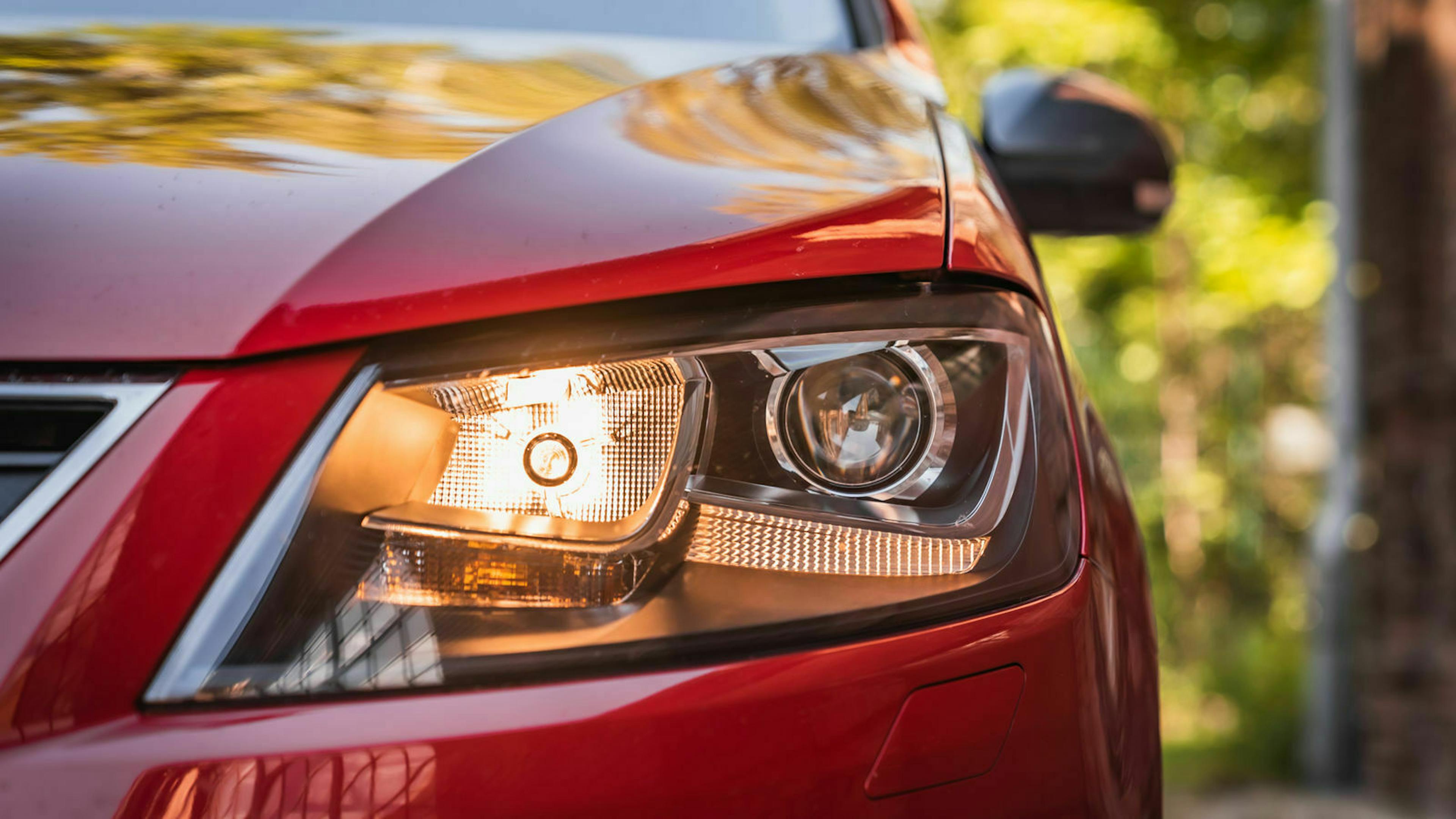 Zu sehen ist ein Scheinwerfer-Licht des Seat Alhambra