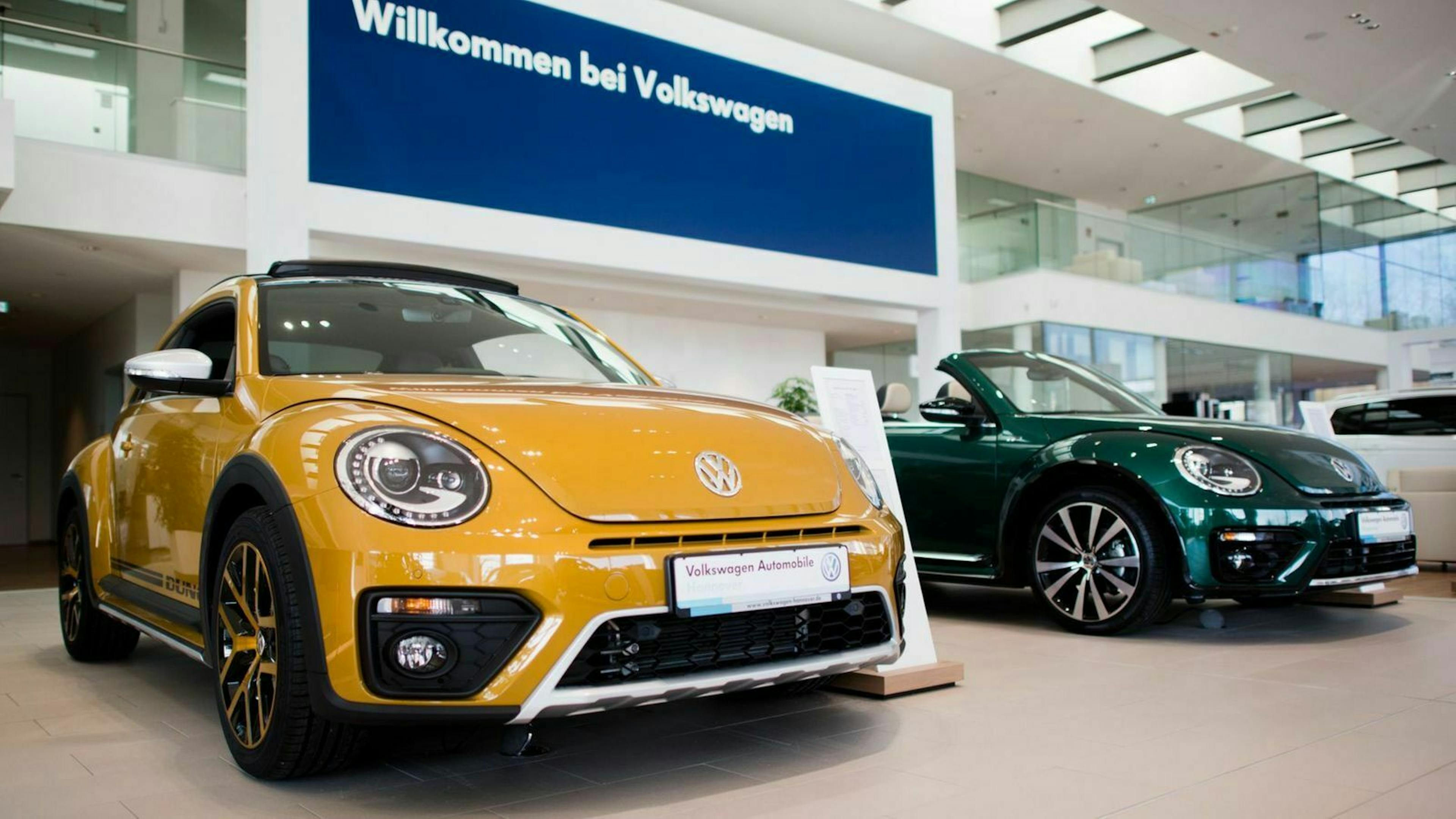 Autohaus Volkswagen mit Neuwagen