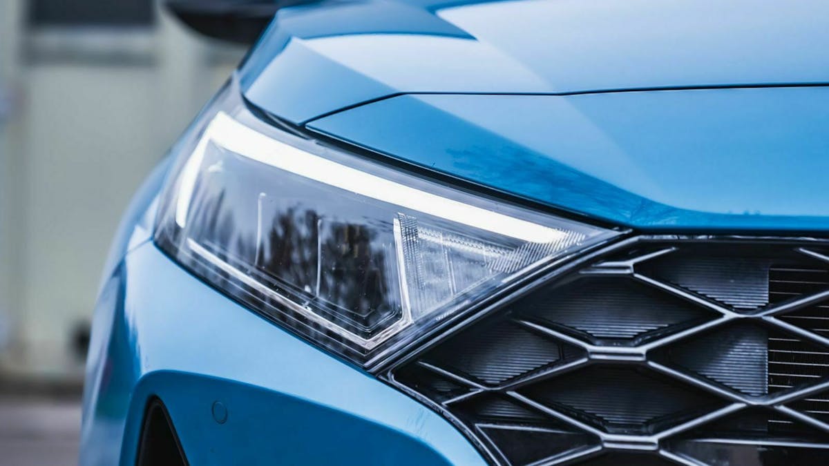 Zu sehen ist ein Scheinwerfer des Hyundai i20 2020