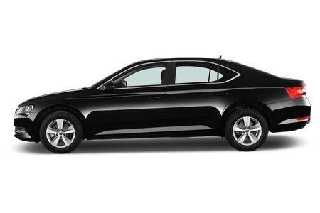 Schwarzes, viertüriges Auto in Seitenansicht auf weißem Hintergrund. Limousinenform mit silbernen Felgen und klaren Linien.