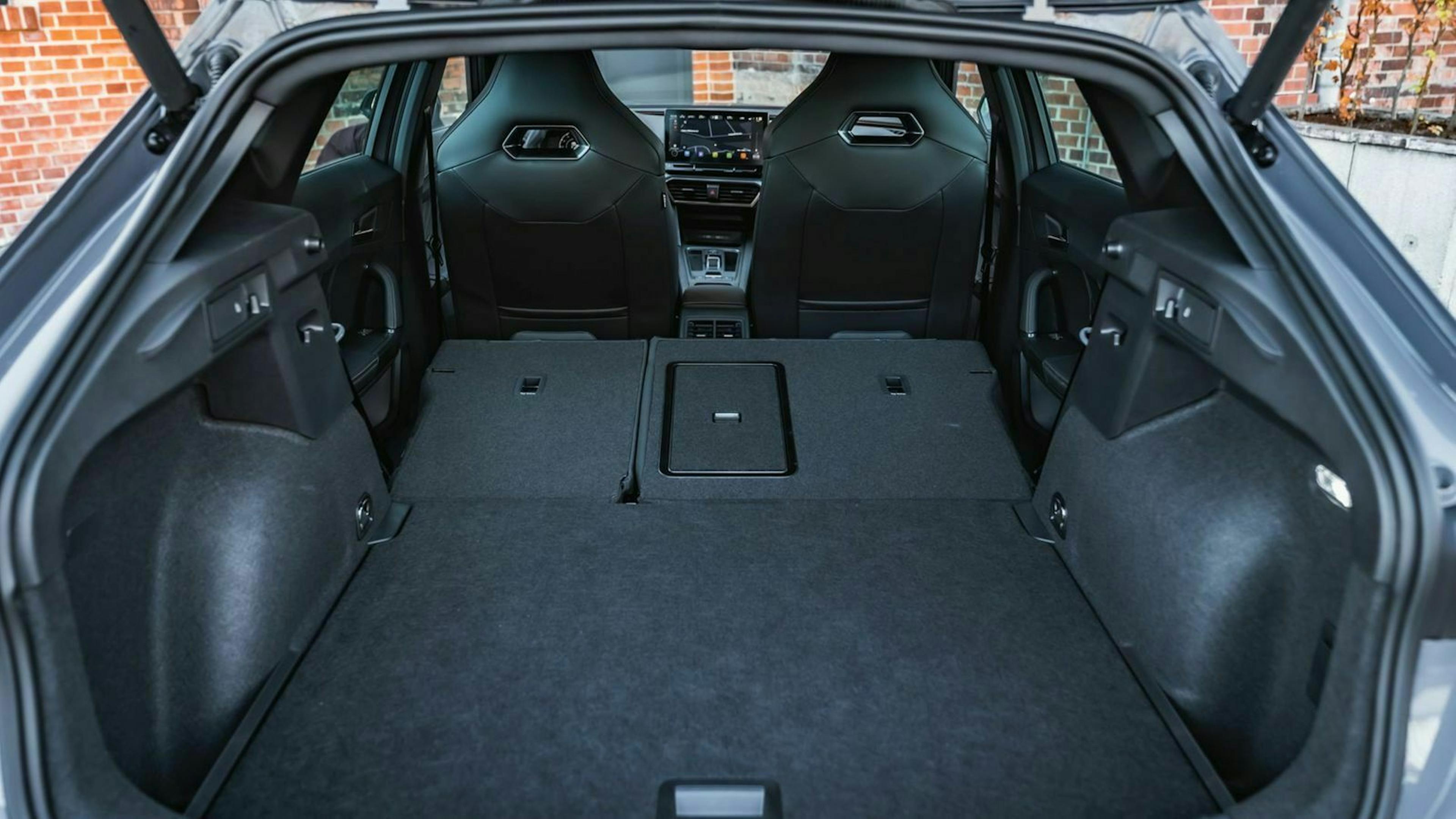 Zu sehen ist der Kofferraum des Cupra Formentor