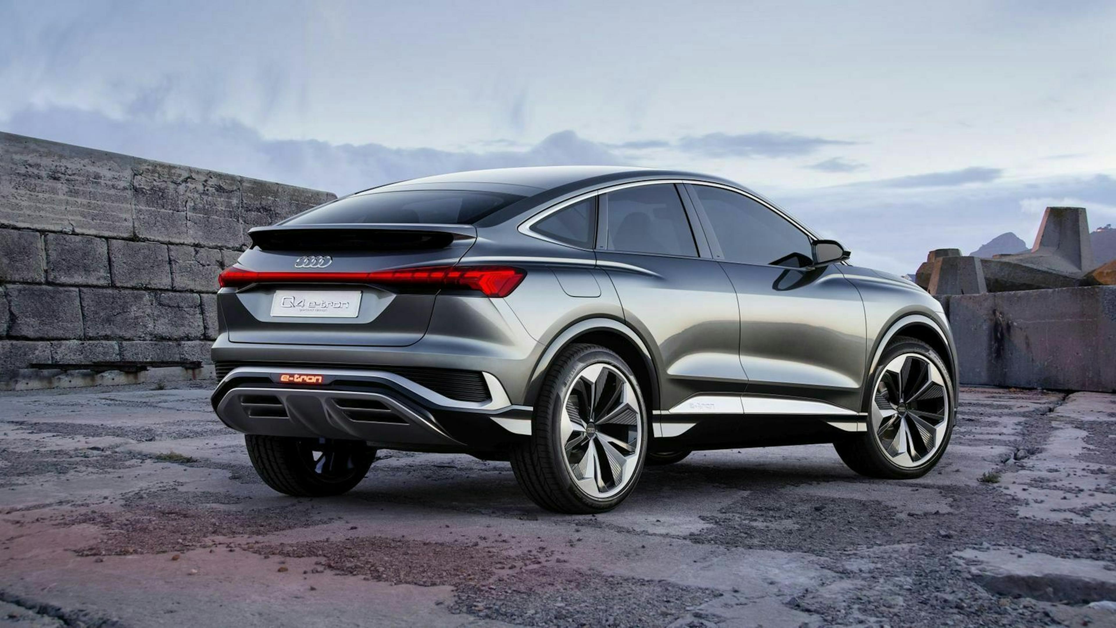 Audj Q4 E-Tron (2021) stehend in der Heckansicht