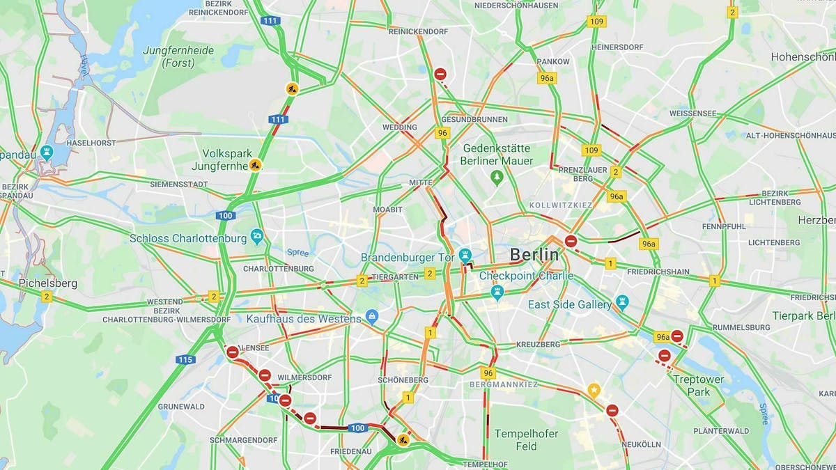 Auf einer Google-Maps-Karte von Berlin ist visualisiert, wie der aktuelle Verkehr fließt.