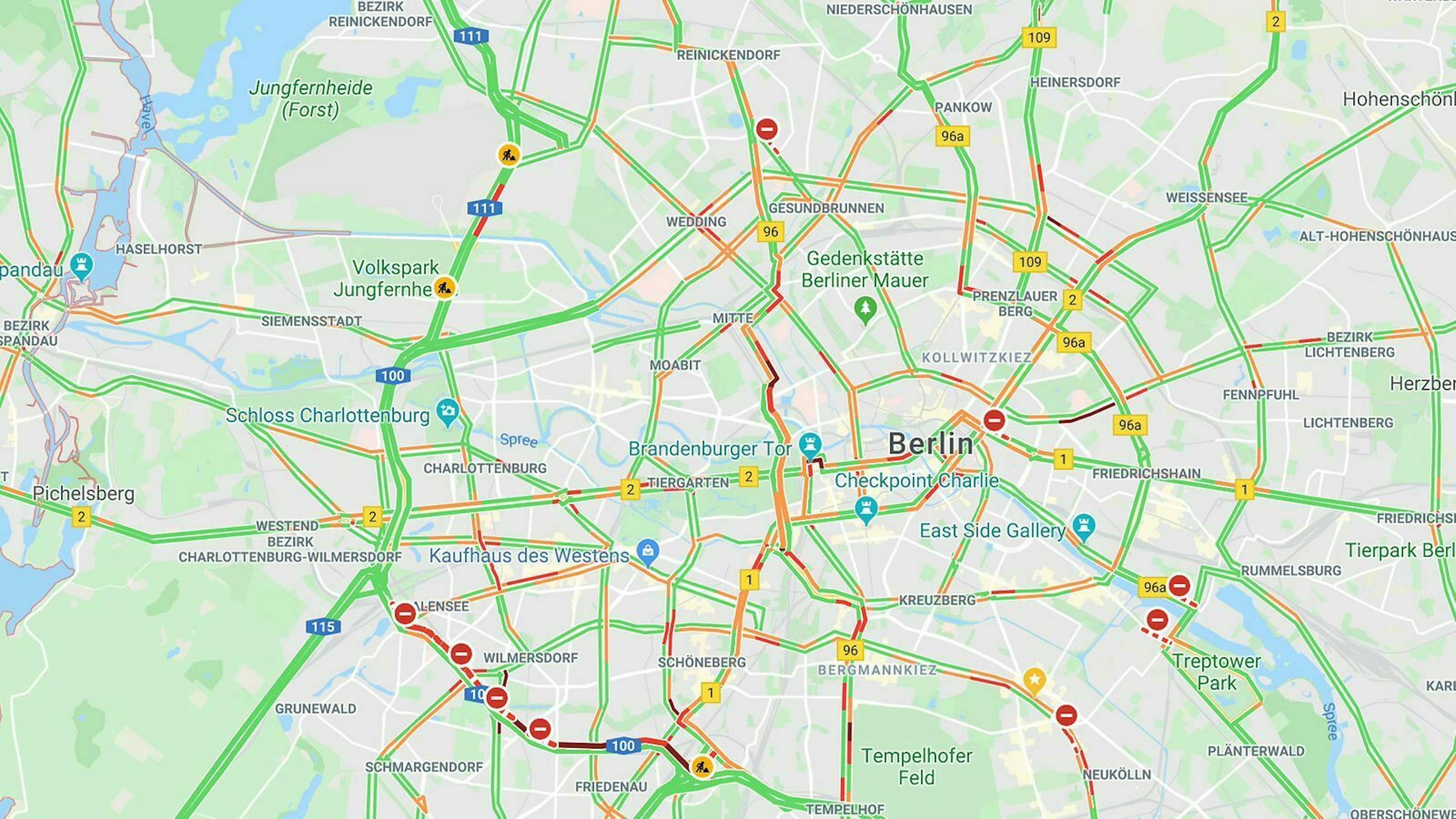 Auf einer Google-Maps-Karte von Berlin ist visualisiert, wie der aktuelle Verkehr fließt. 