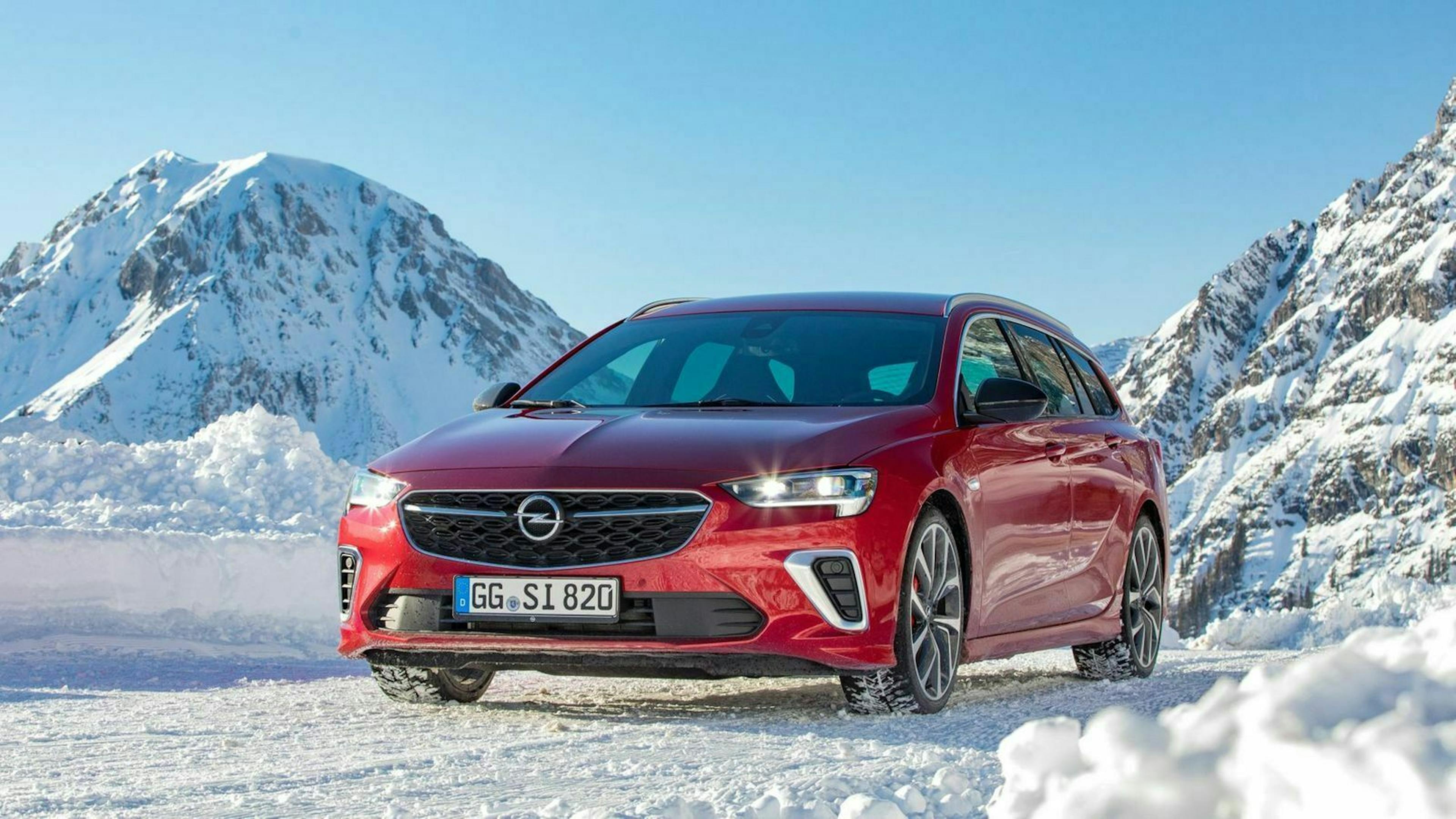Zu sehen ist der Opel Insignia Sports Tourer, stehend