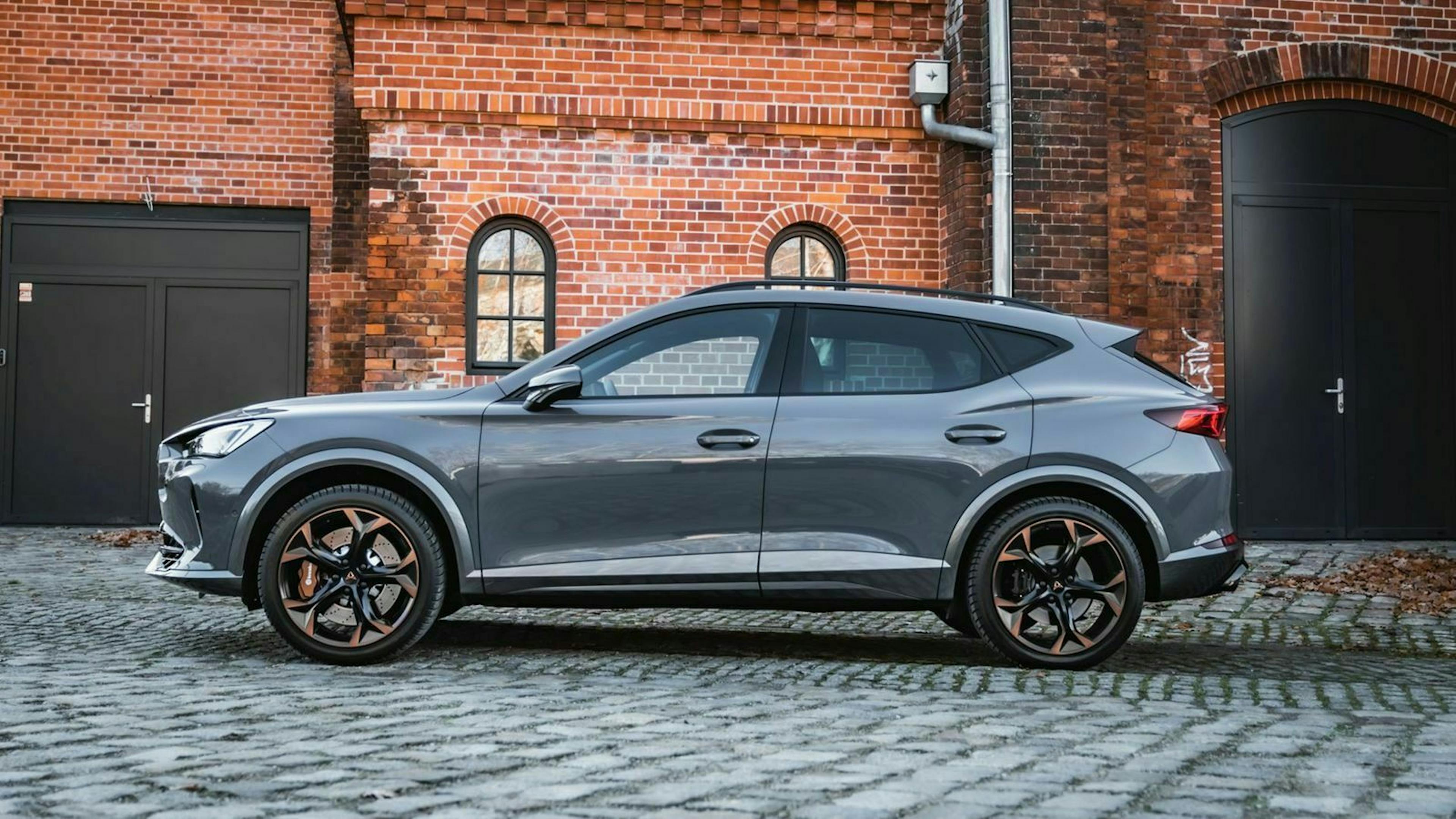 Zu sehen ist der Cupra Formentor in seitlicher Position