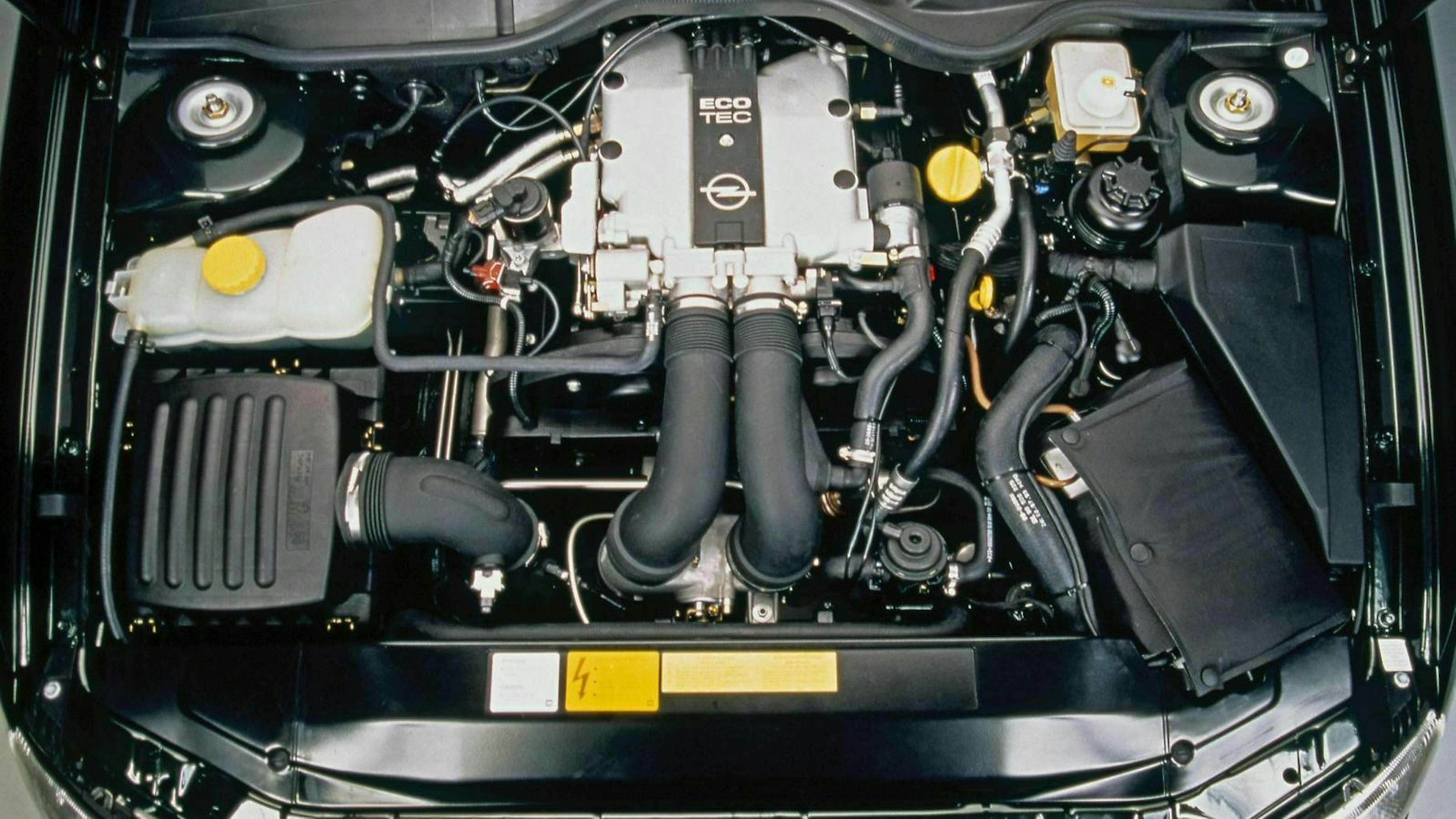 Blick in den Motorraum des Opel Omega B 