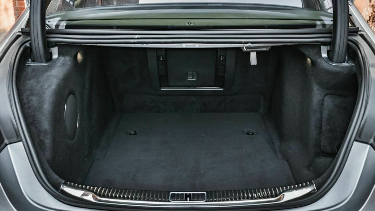 Zu sehen ist der Kofferraum der Mercedes_S-Klasse 2020