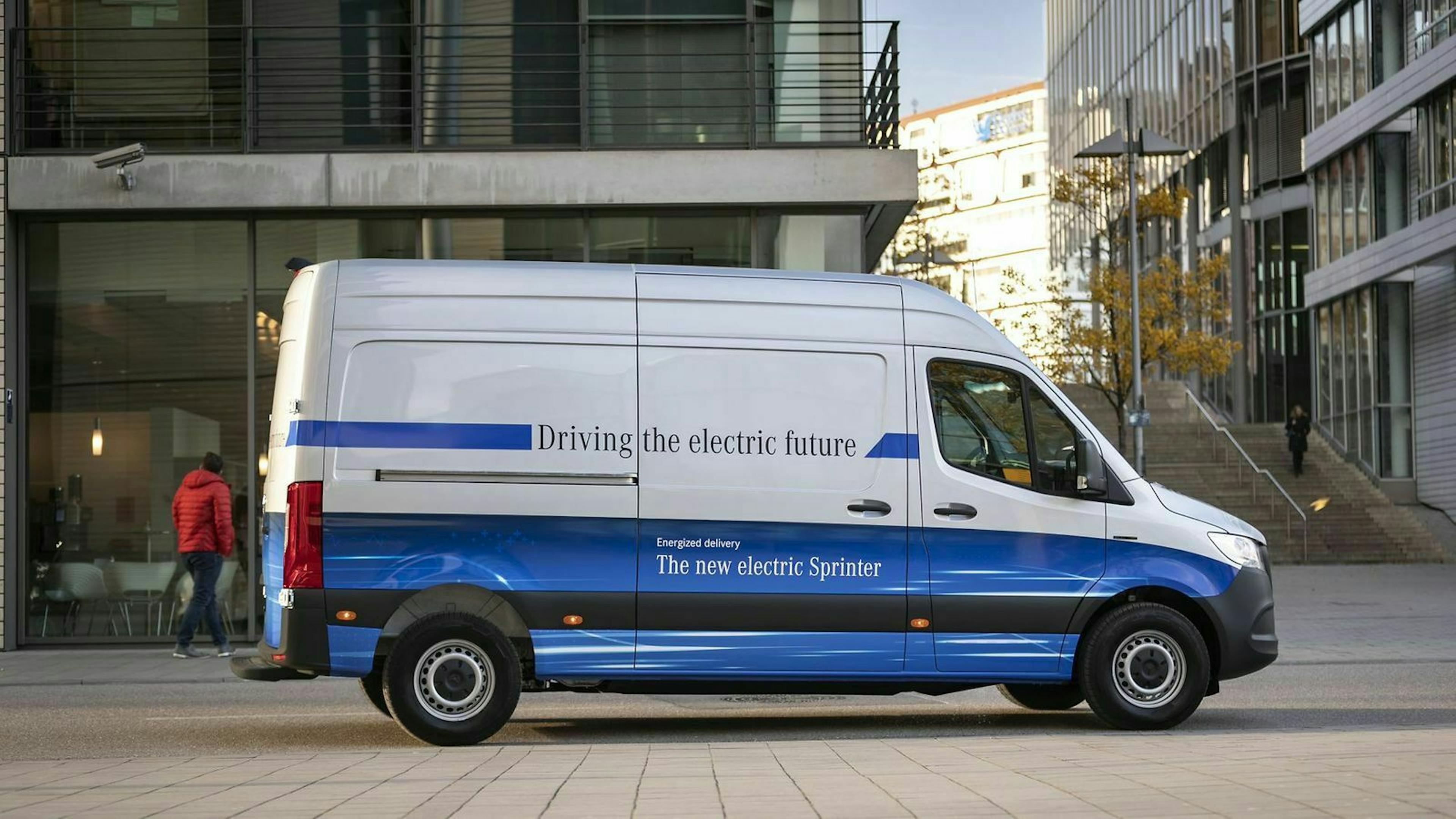Mercedes eSprinter in der Seitenansicht, in einer Fußgängerzone stehend