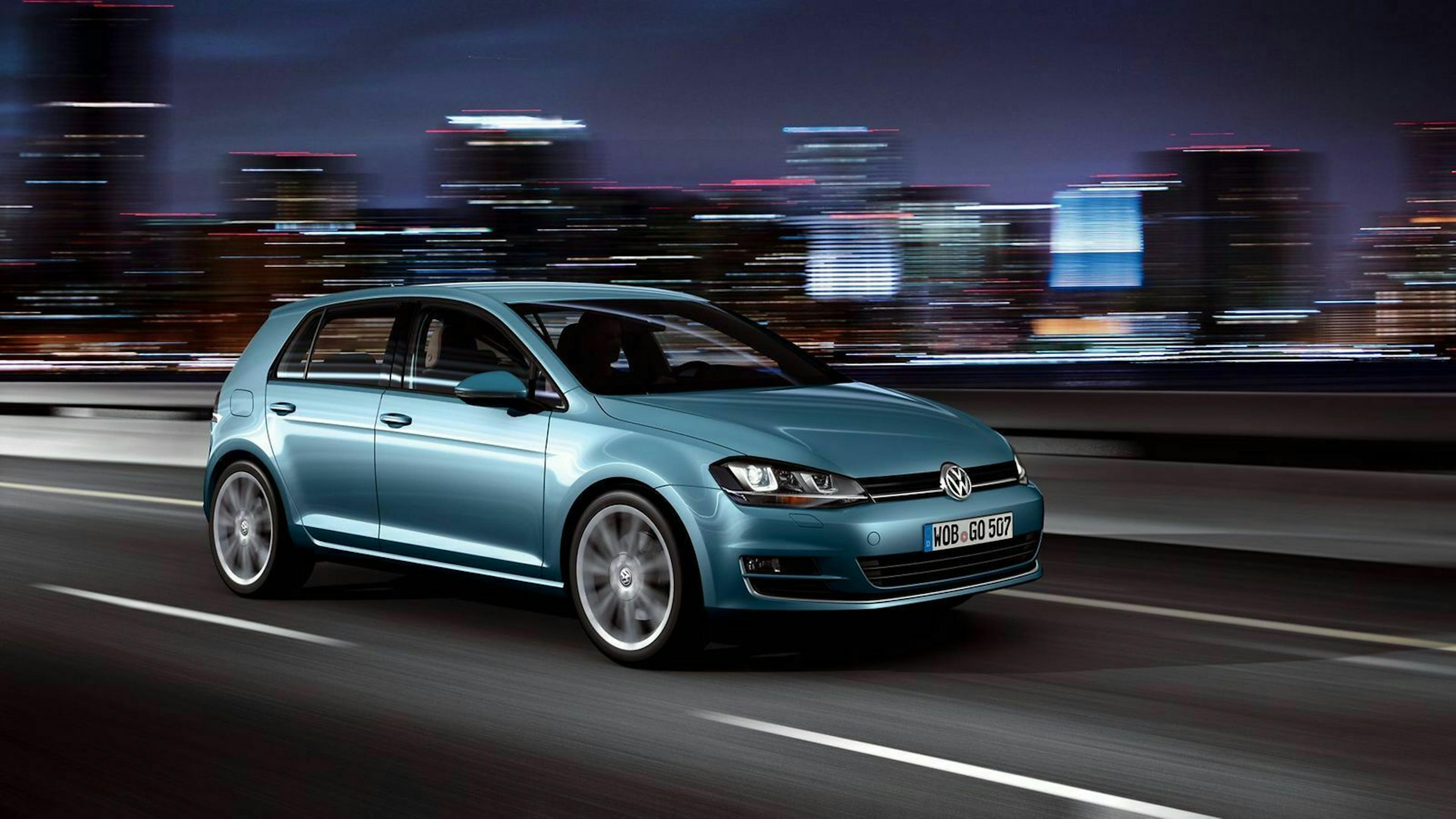 Zu sehen ist der Golf 7, fahrend