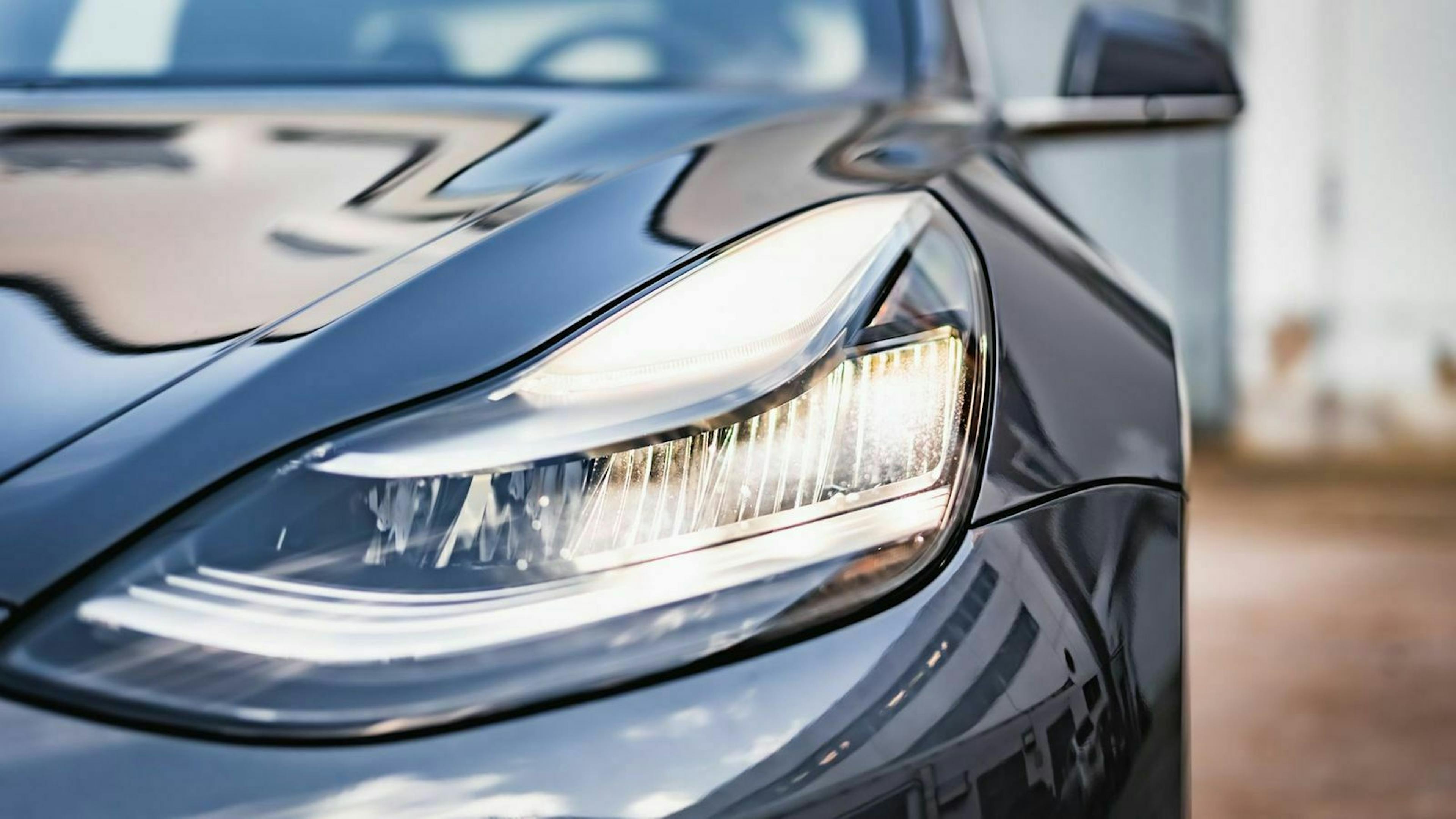 Der Frontscheinwerfer des Tesla Model 3 