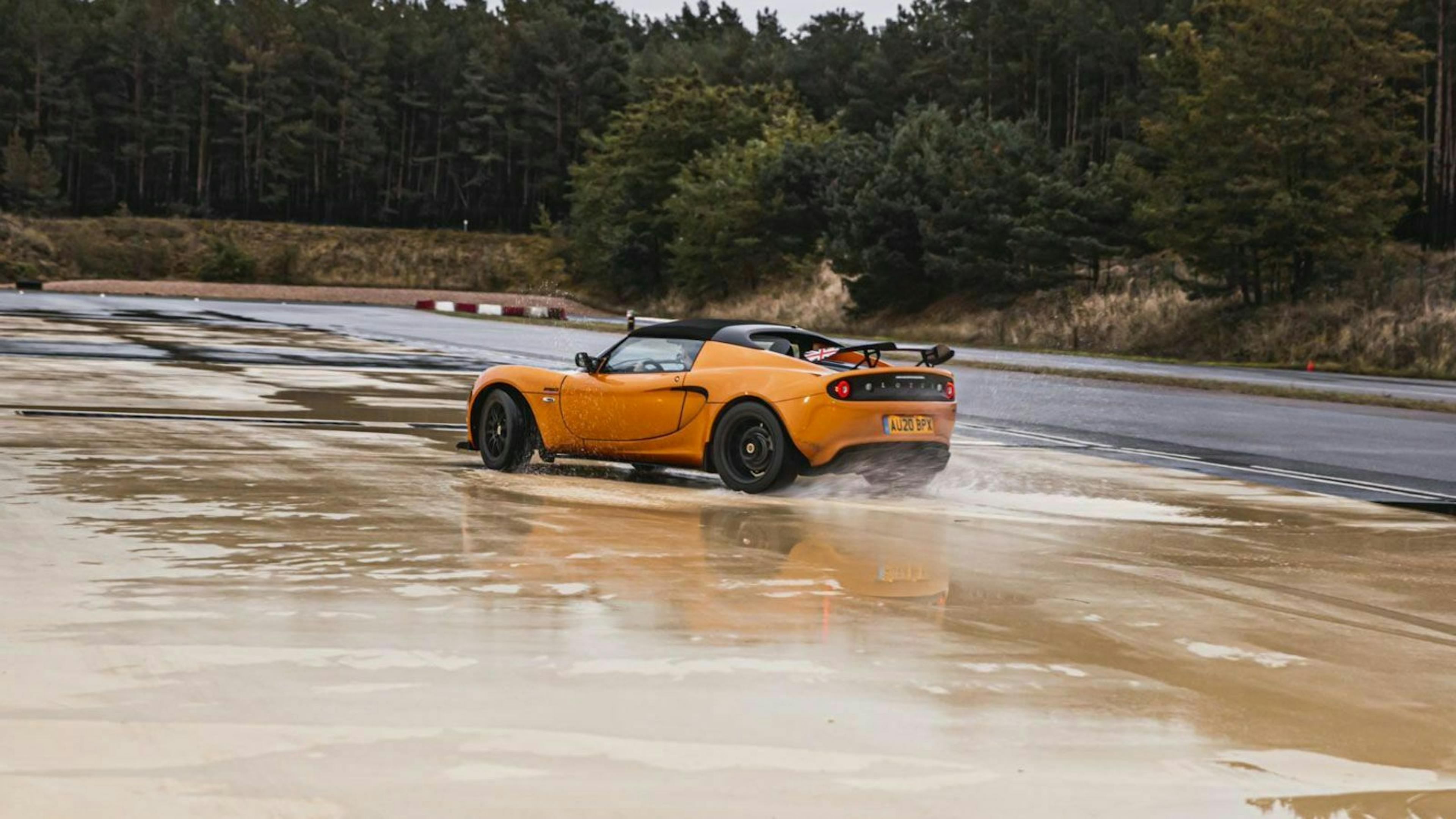 Zu sehen ist der Lotus Elise auf der Rennstrecke