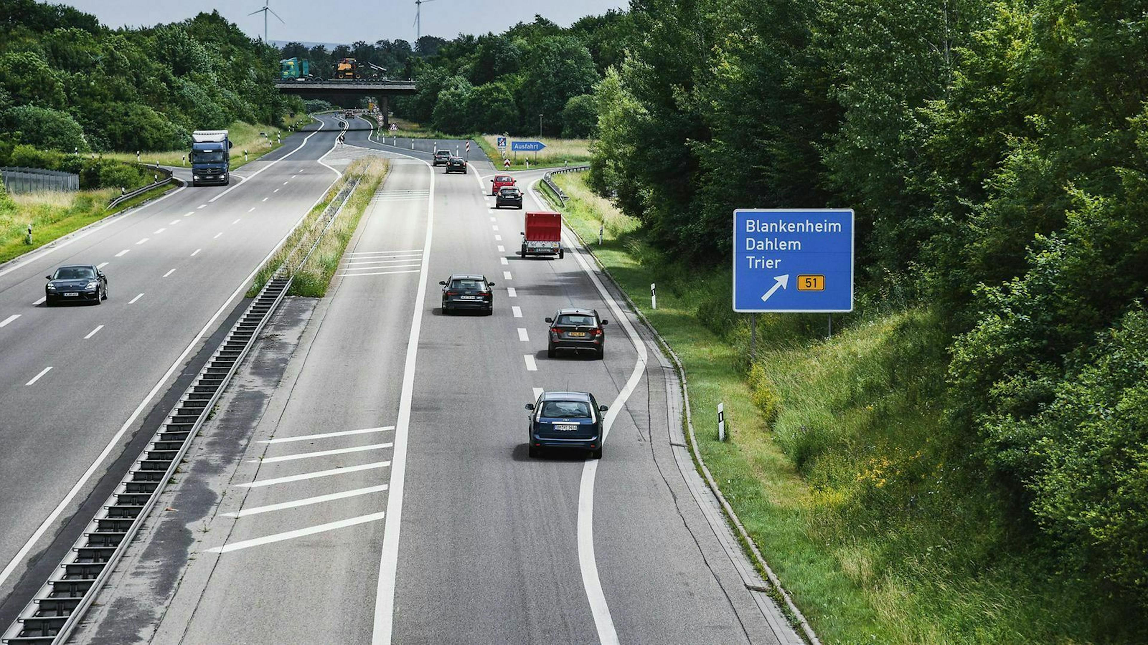 Zwischen Blankenheim und Gerolstein hört die Autobahn auf. Hier gibt es noch eine Baulücke.